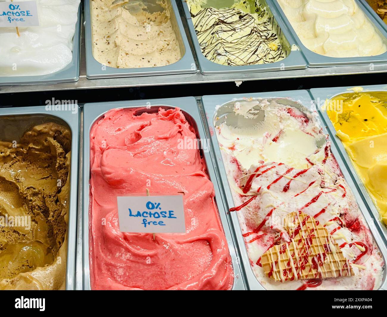 Laktosefreies Eis im Eiscafé erhältlich Stockfoto