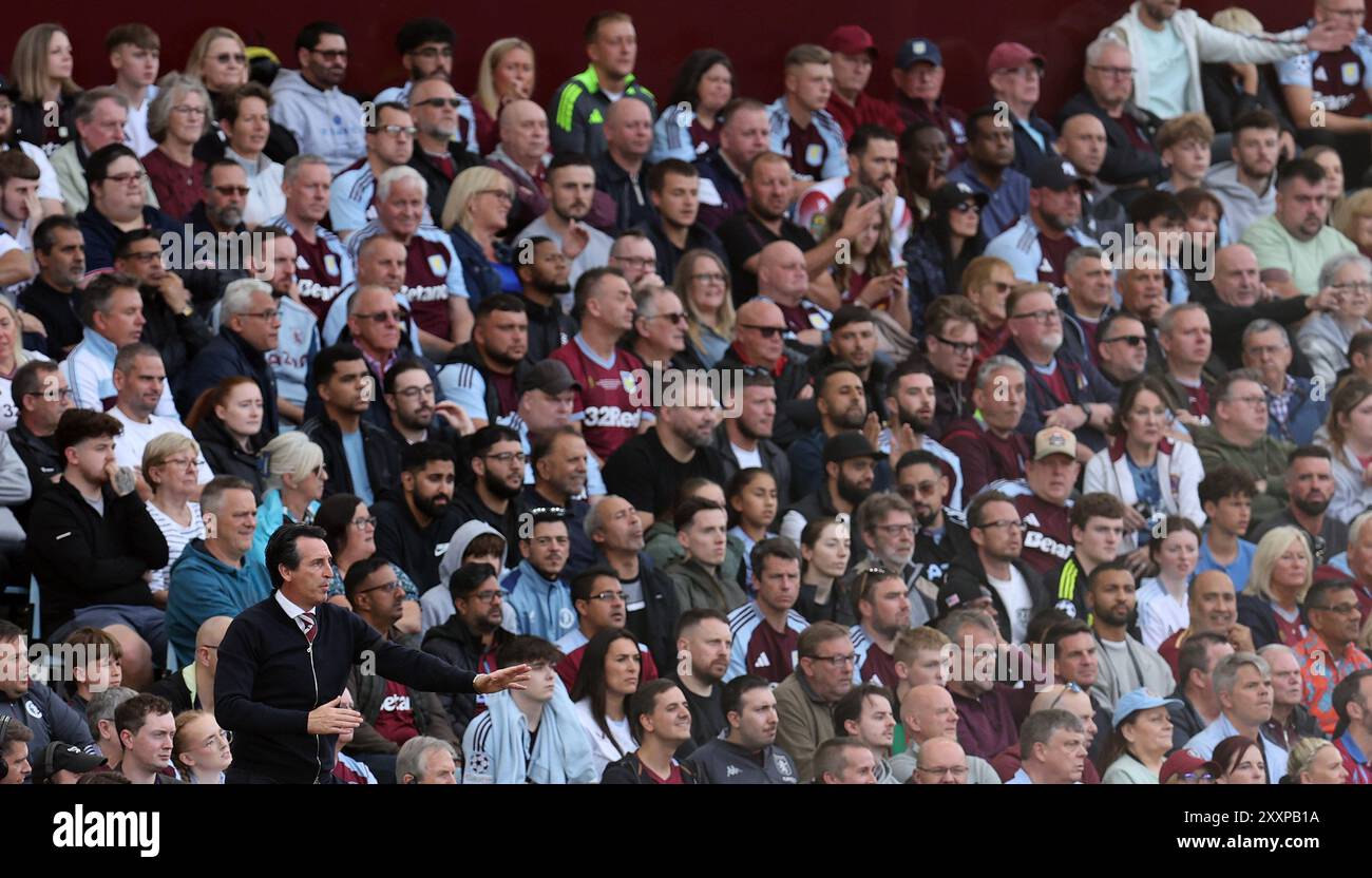 Birmingham, Großbritannien. August 2024. Unai Emery, der Manager von Aston Villa, sieht von seinem technischen Bereich aus zu, wie Aston Villa-Fans zusehen. Premier League Match, Aston Villa gegen Arsenal im Villa Park in Birmingham am Samstag, den 24. August 2024 dieses Bild darf nur für redaktionelle Zwecke verwendet werden. Nur redaktionelle Verwendung, Bild von Andrew Orchard/Andrew Orchard Sportfotografie/Alamy Live News Credit: Andrew Orchard Sportfotografie/Alamy Live News Stockfoto