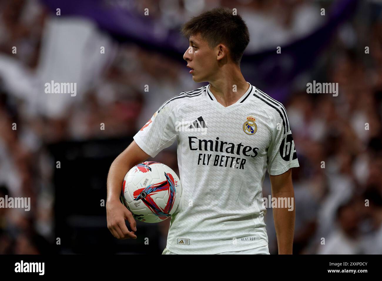 Madrid, Spanien. August 2024. Madrid, Spanien; 08.25.2024.- Real Madrid Spieler Arda Güler. Real Madrid vs Real Valladolid Spieltag 2 der spanischen Fußballliga. Endpunktzahl 3-0 mit Toren von Federico Valverde 50', Brahim Díaz 88' und Endrick Felipe 90' 6'. Das erste Spiel spielte Mbappe im Santiago Bernabéu, ebenso Endrick, der in diesem Stadion sein erstes Tor erzielte. Vermerk: Juan Carlos Rojas/dpa/Alamy Live News Stockfoto