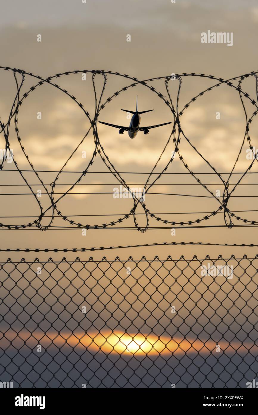 Symbolische Bildsicherheit, startende Passagierflugzeuge, Sicherheitszaun, Flughafen Stuttgart, Baden-Württemberg, Deutschland, Europa Stockfoto