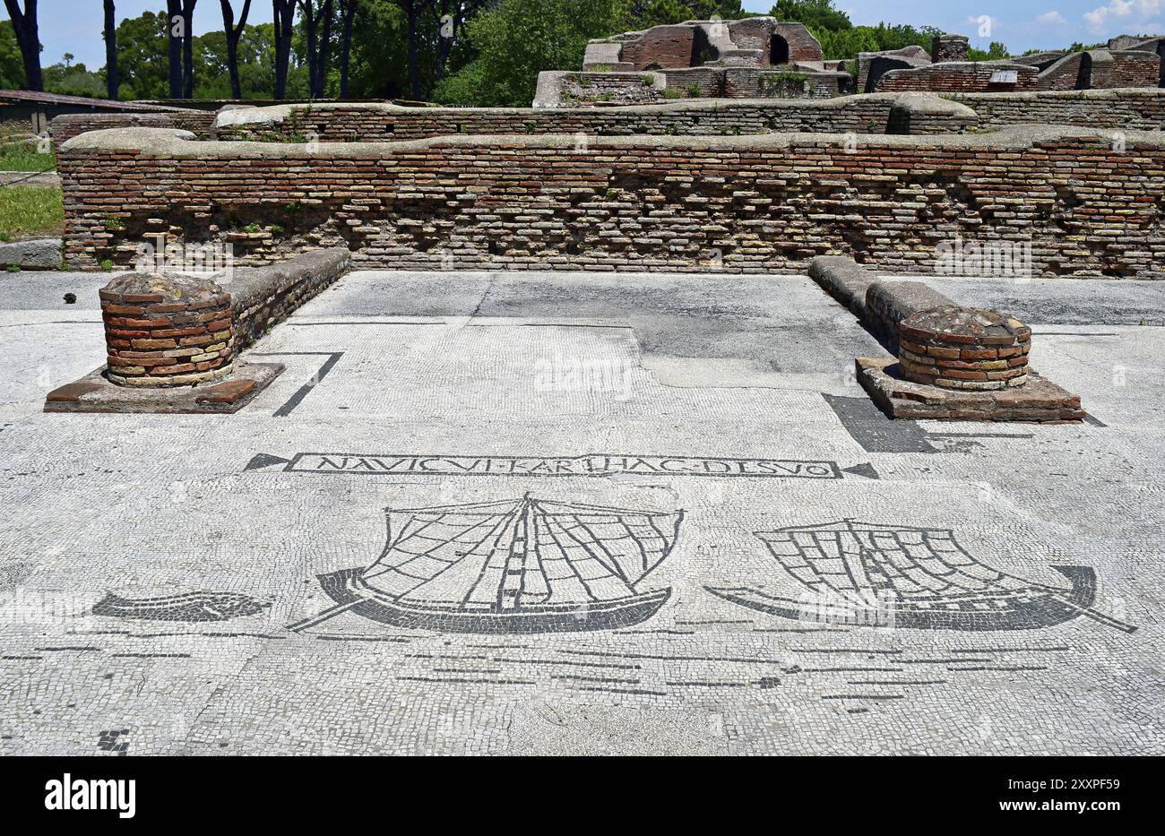 Mosaik mit maritimen Themen, Schiffe, Mauerreste Stockfoto