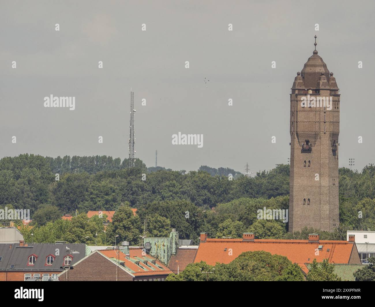 Stadtbild dominiert von einem hohen Kirchturm und umgeben von Grün, trelleborg, schweden, ostsee, skandinavien Stockfoto