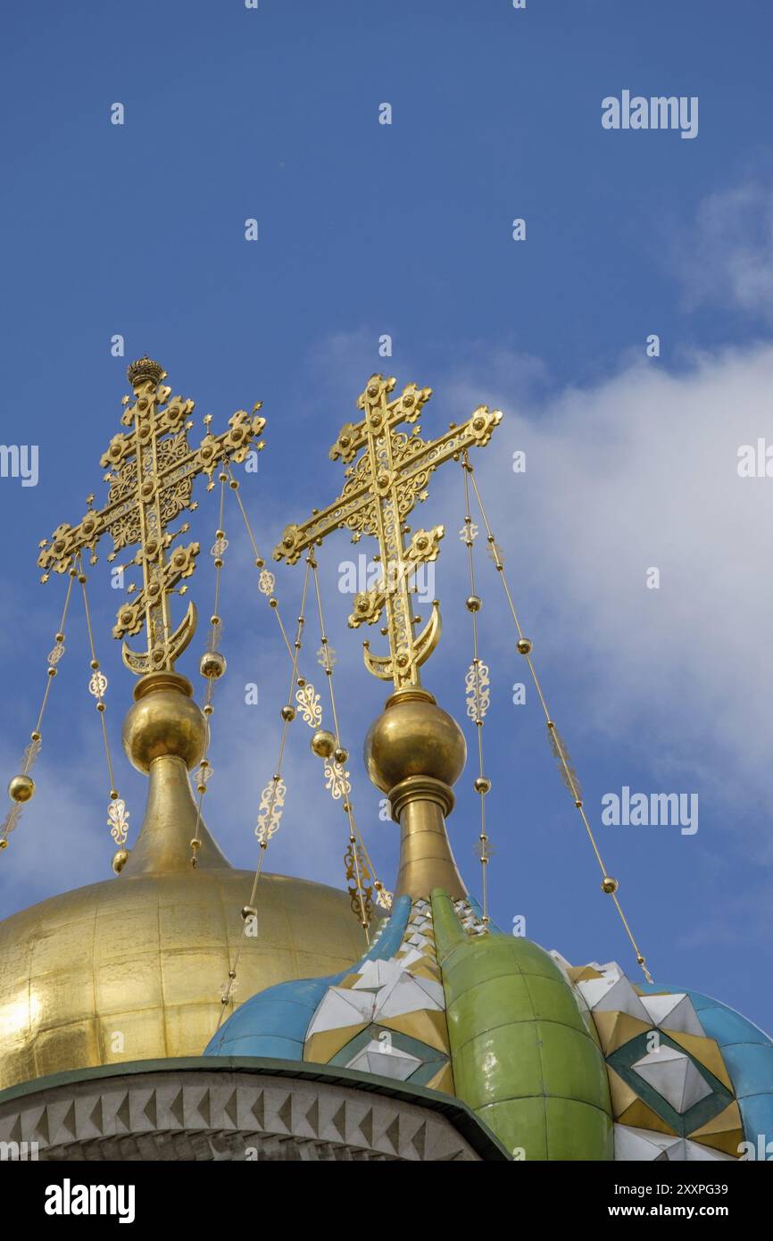 Zwei goldene Kreuze auf dekorierten Kuppeln einer Kirche vor klarem Himmel, sankt petersburg, ostsee, russland Stockfoto