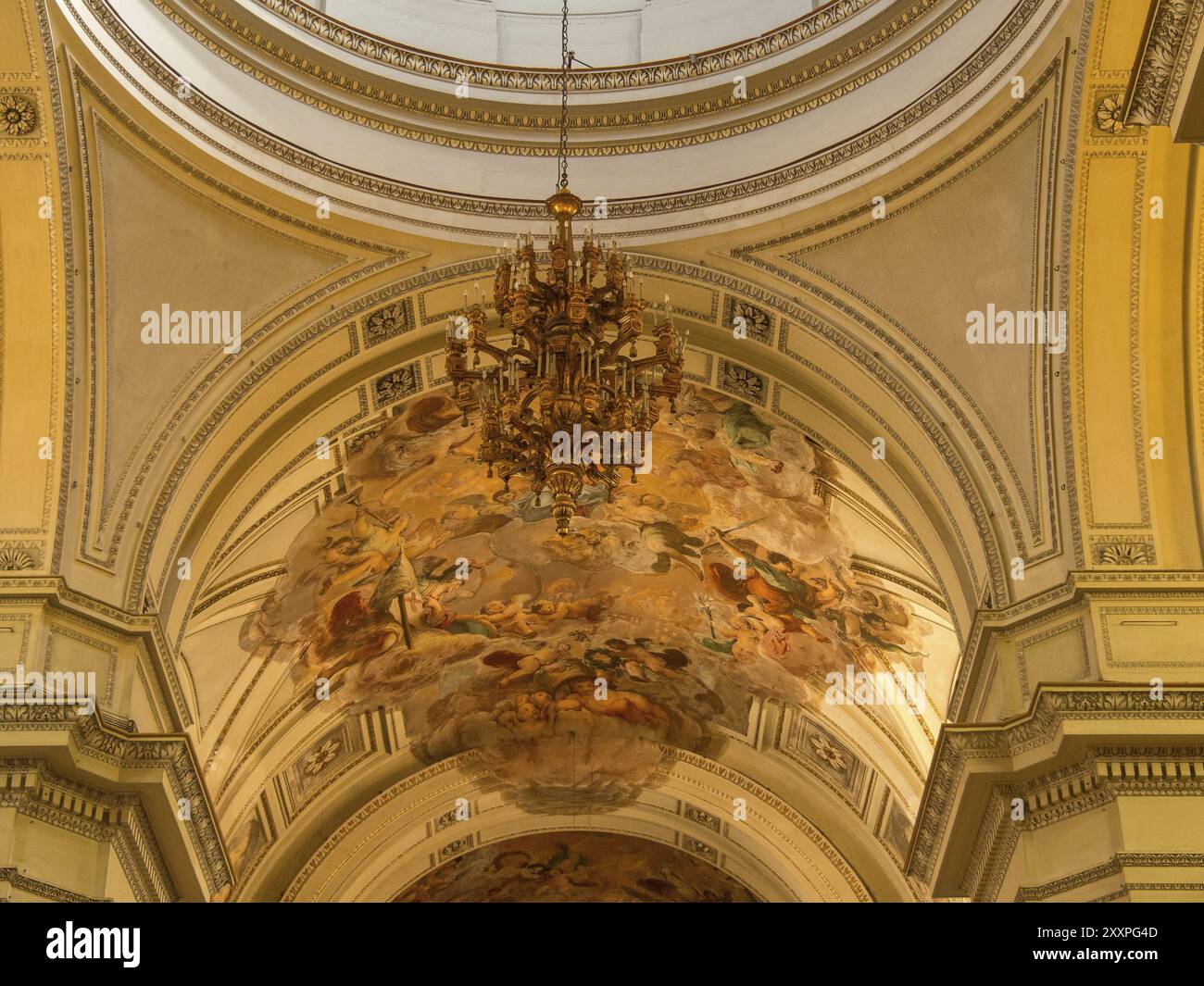 Prächtiges barockes Kirchengemälde an einer gewölbten Decke mit hängendem Kronleuchter, montserrat, spanien Stockfoto