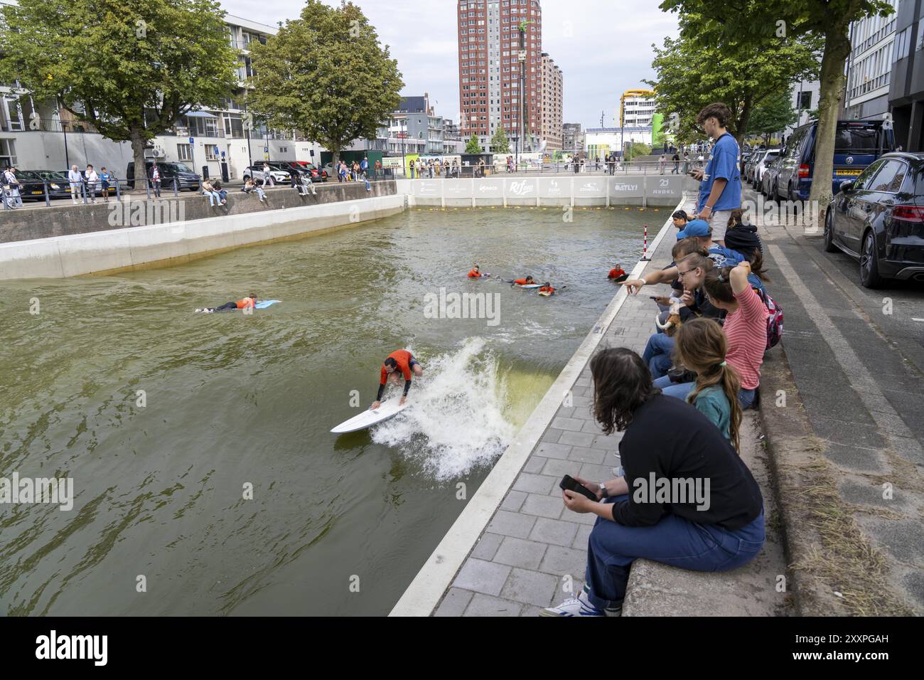 Surfanlage im Stadtzentrum von Rotterdam, Rif010, angeblich die weltweit erste Wellenanlage für Surfer in einer Stadt, in der Steigersgracht, A 1 Stockfoto