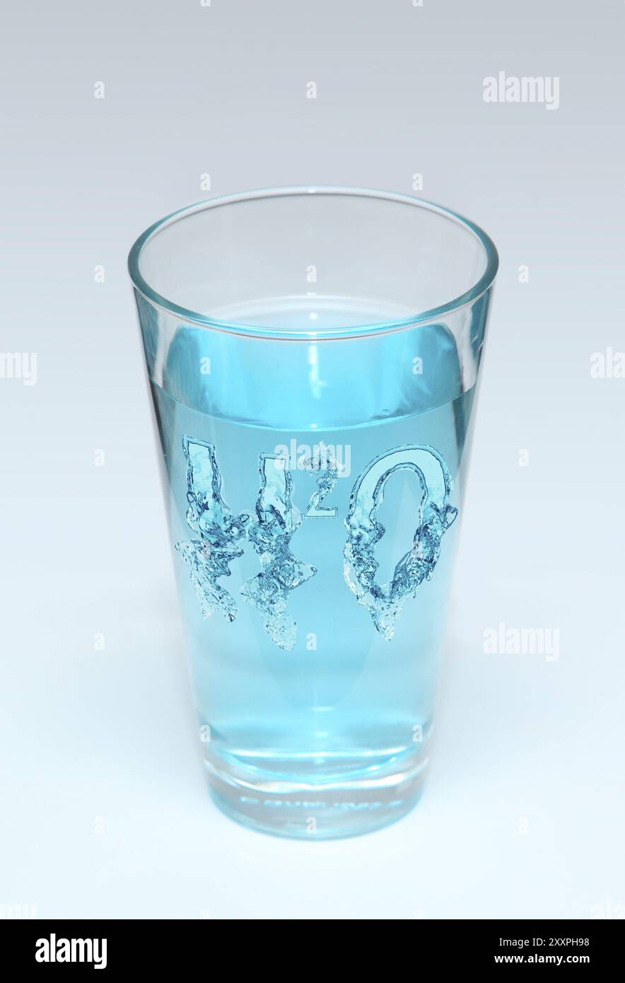 Wasserglas mit Formel Stockfoto