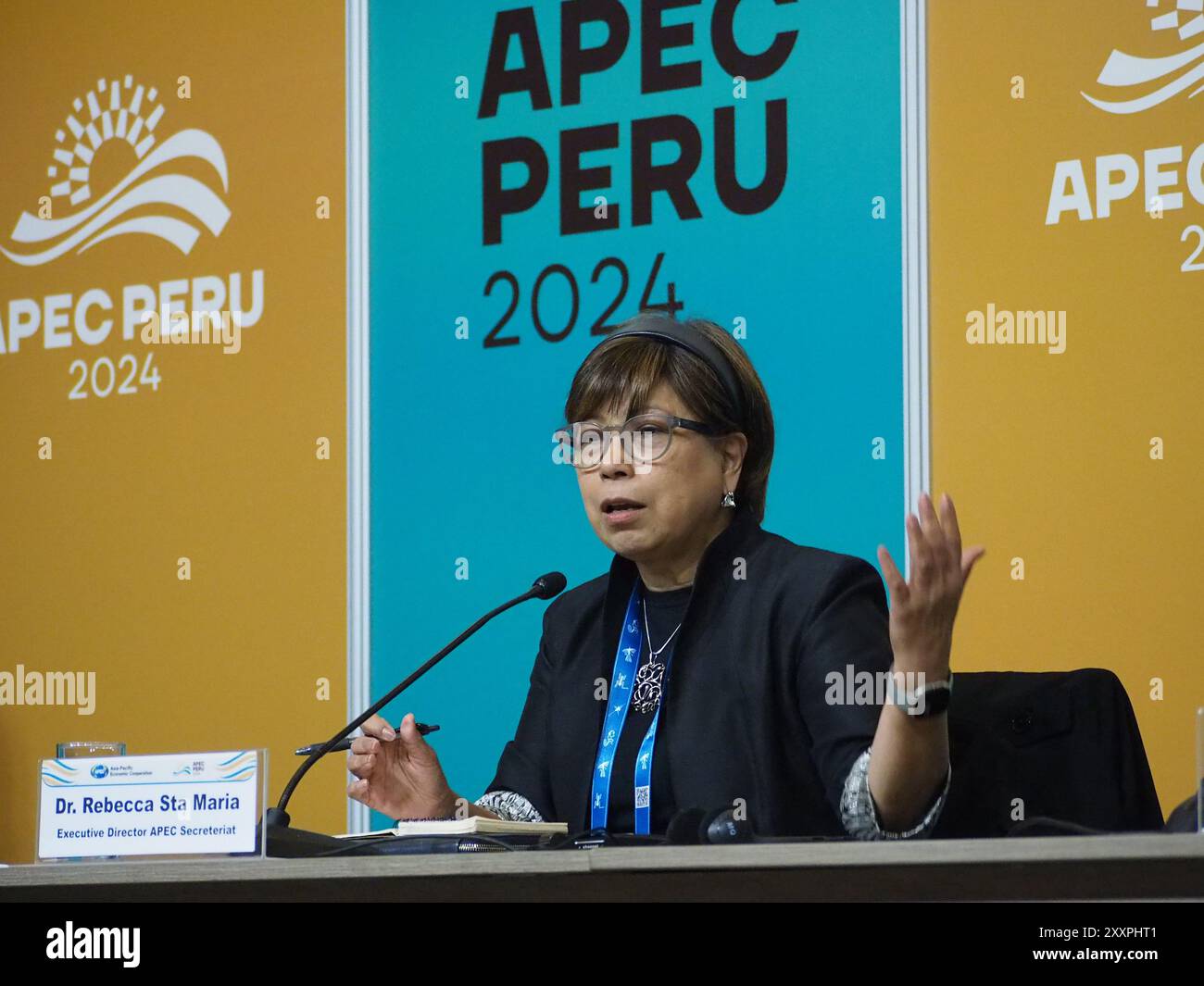 Lima, Peru. August 2024. Dr. Rebecca Sta Maria, Exekutivdirektorin des APEC-Sekretariats bei der Abschlusspressekonferenz des dritten Treffens hoher Beamter des Forums für wirtschaftliche Zusammenarbeit Asien-Pazifik (APEC) Peru 2024. APEC wurde im November 1989 gegründet und ist ein Wirtschaftsforum, das sich aus 21 asiatisch-pazifischen Volkswirtschaften zusammensetzt, die als dynamischste Region der Welt gelten. Quelle: Fotoholica Presseagentur/Alamy Live News Stockfoto