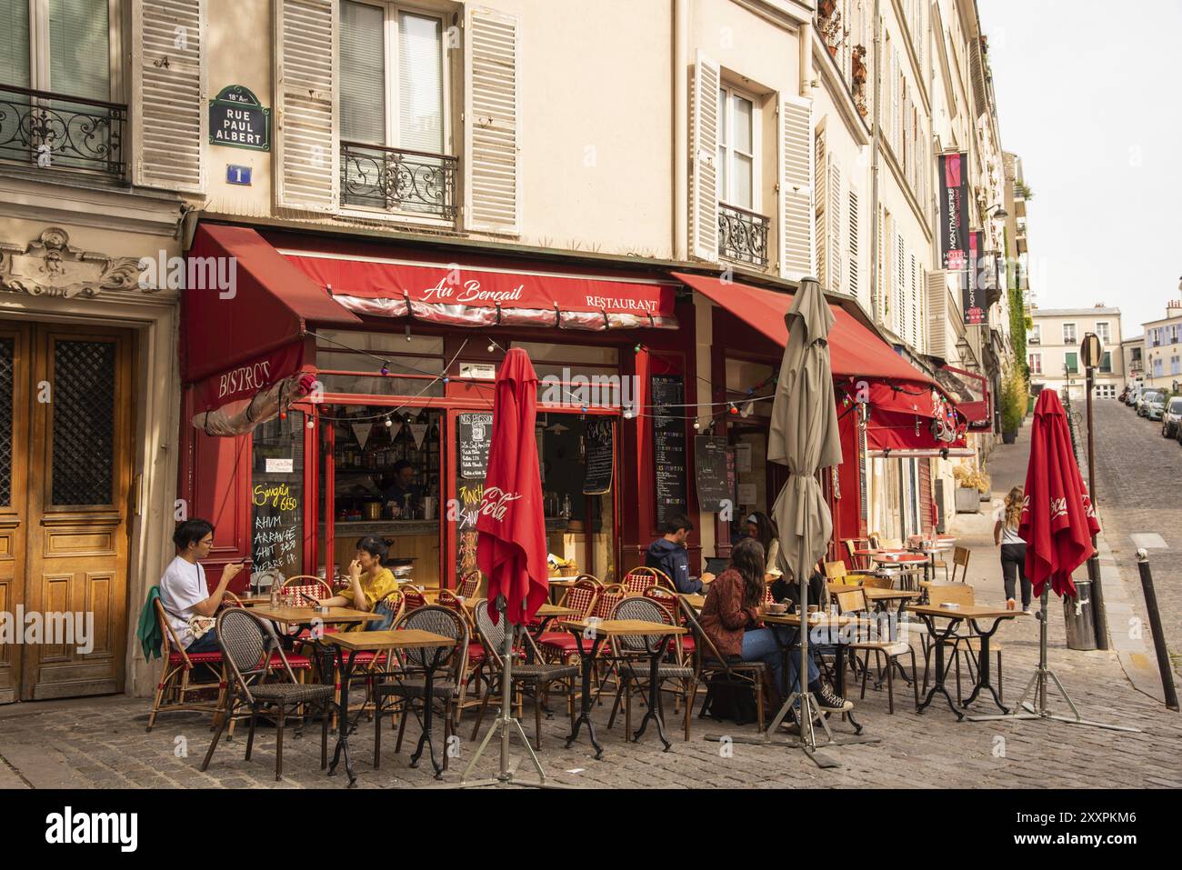 Paris, Frankreich. August 2022. Bistrot in Montmartre, einem der lebhaftesten und beliebtesten Viertel von Paris, der französischen Hauptstadt Stockfoto