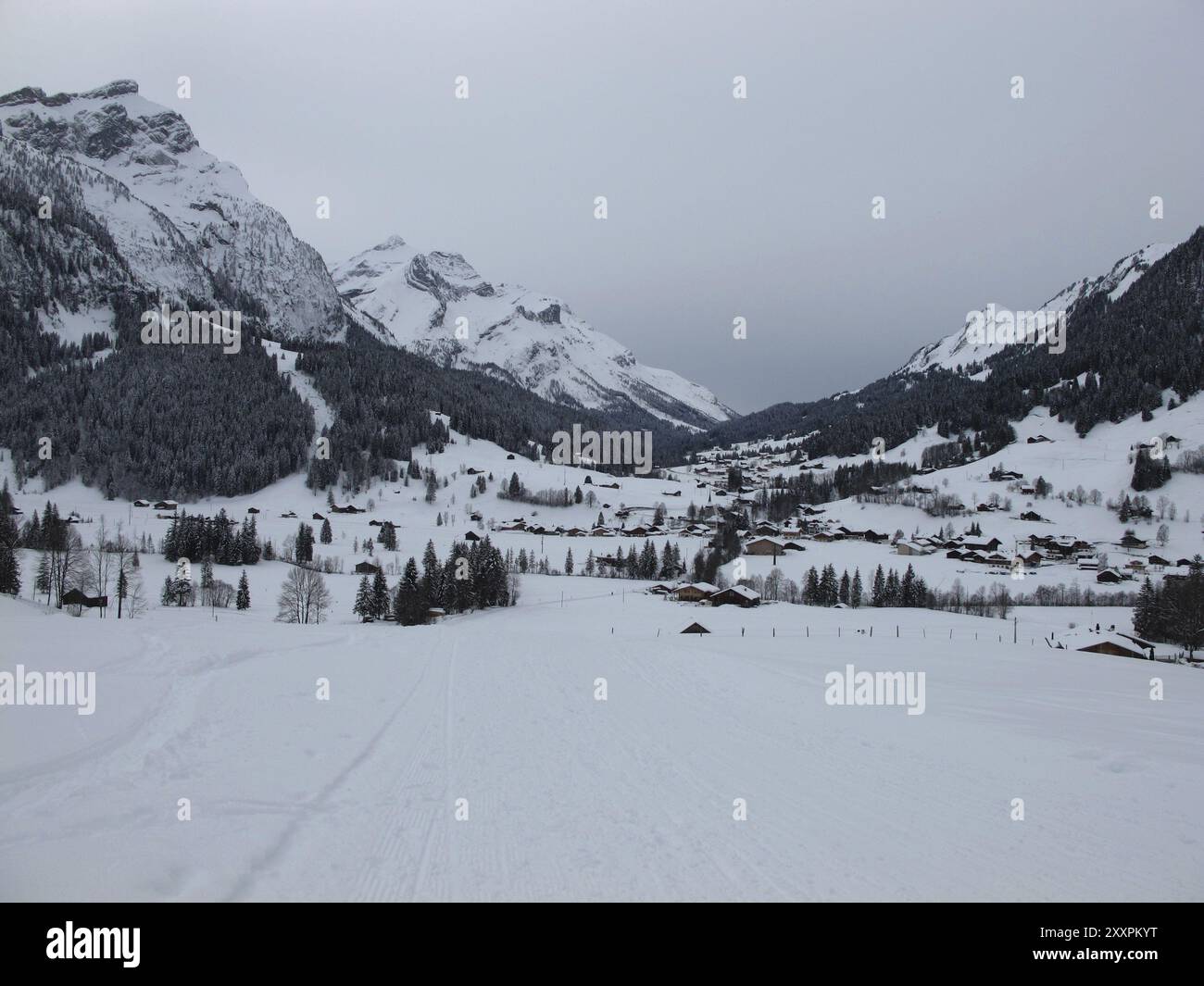 Dorf Gsteig bei Gstaad und Oldenhorn, Winter Stockfoto