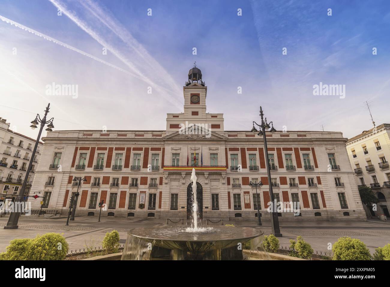 Madrid Spanien, die Skyline der Stadt an der Puerta del Sol und Glockenturm von Sun Gate Stockfoto