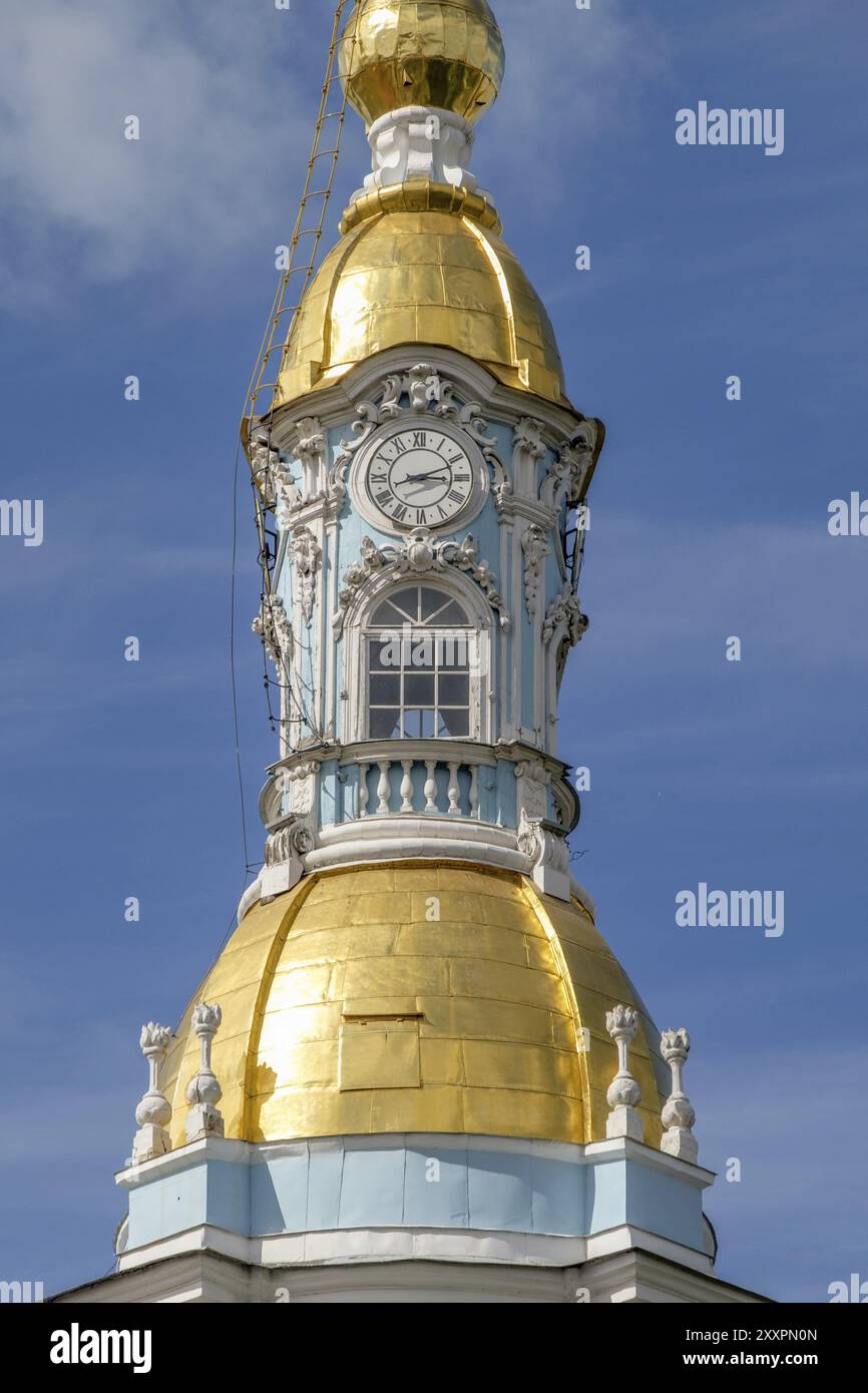 Ein Turm mit goldener Kuppel und Uhr vor klarem Himmel Stockfoto