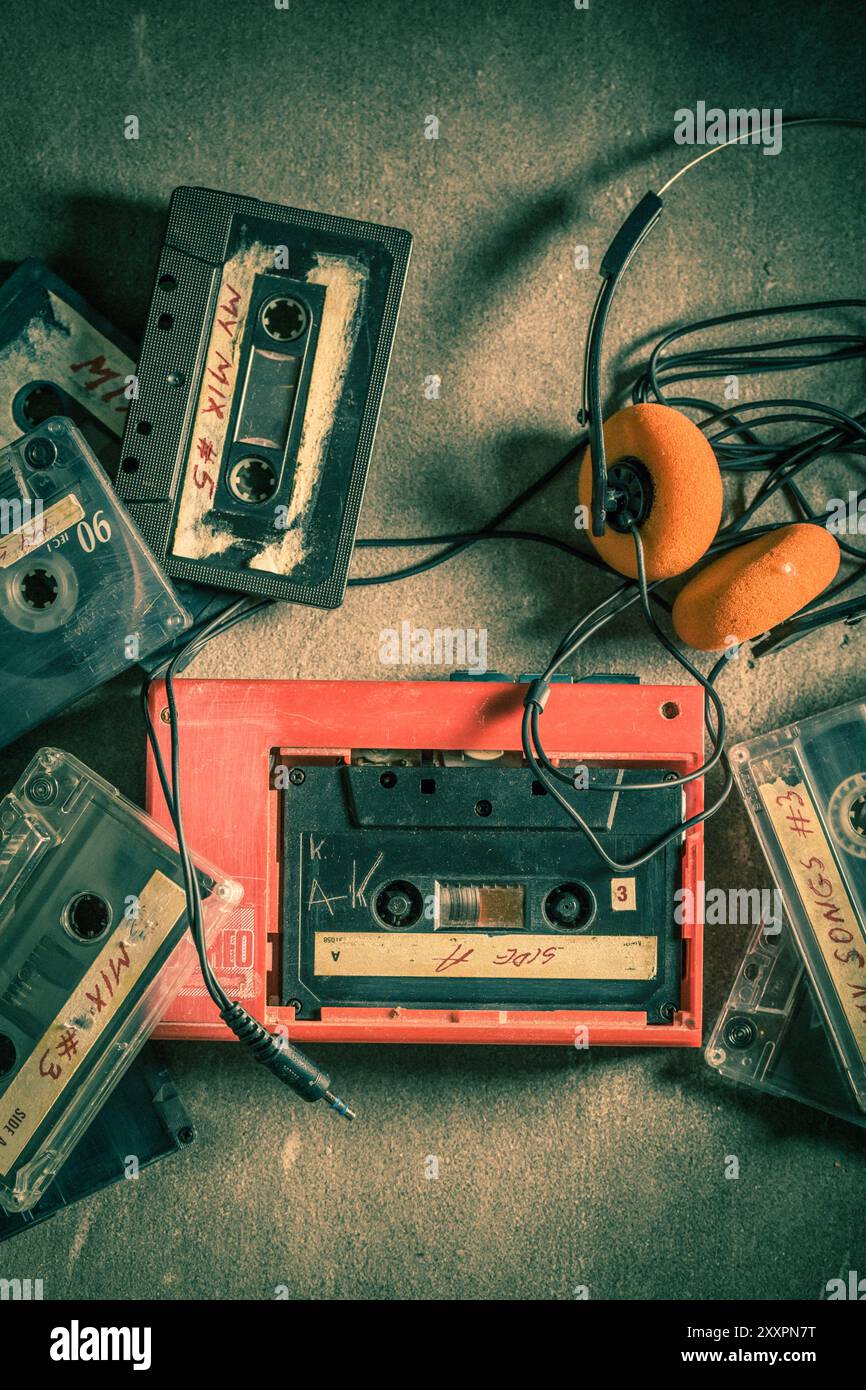 Retro-Kopfhörer, roter tragbarer Player und Audiokassette Stockfoto