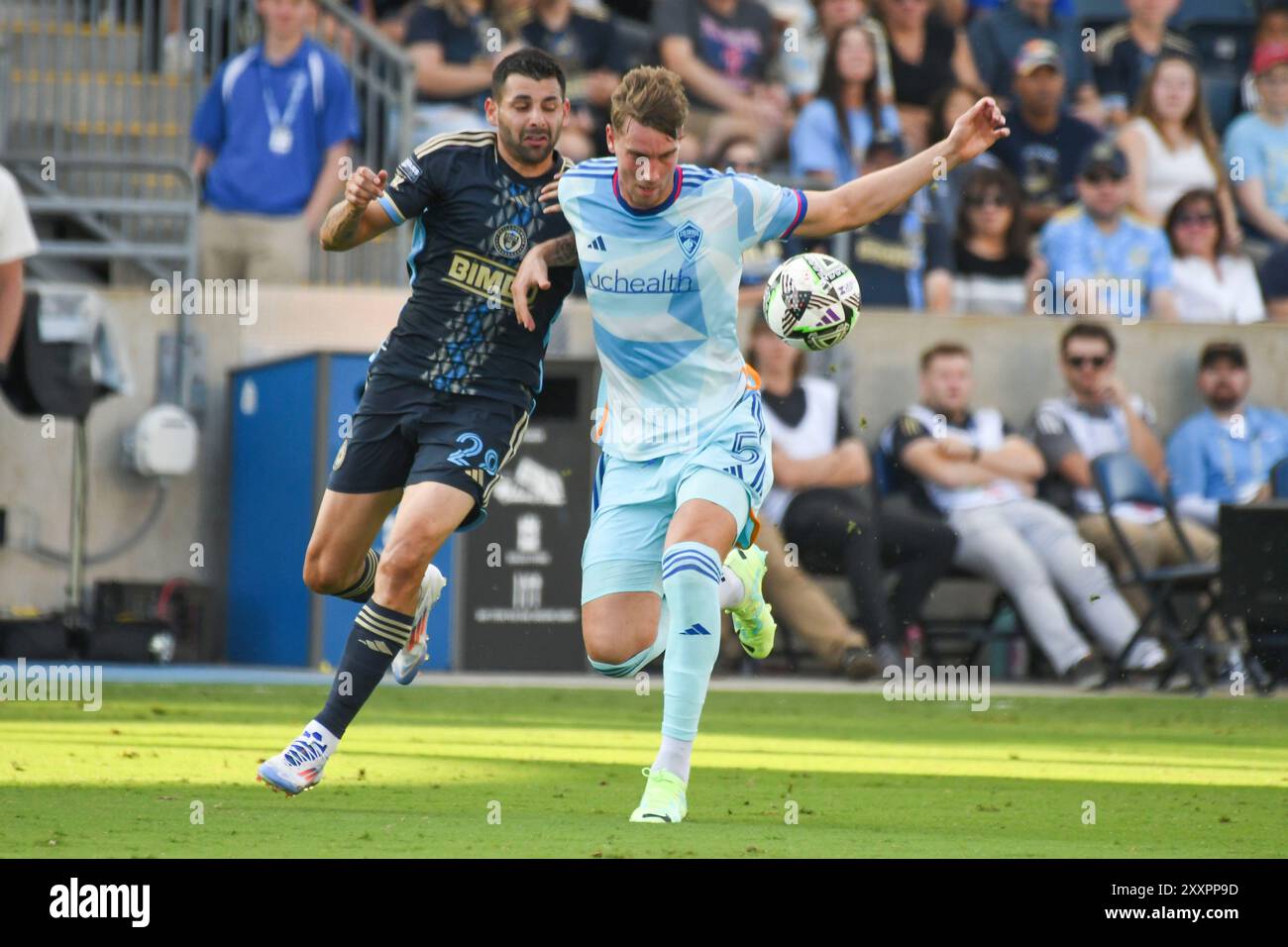 Chester, Pennsylvania, USA. August 2024. Colorado Rapids Spieler ANDREAS MAXSO (5) kämpft um den Ball mit dem Philadelphia Union Spieler TAI BARIBO (28) während des Spiels im Subaru Park (Foto: © Ricky Fitchett/ZUMA Press Wire) NUR ZUR REDAKTIONELLEN VERWENDUNG! Nicht für kommerzielle ZWECKE! Quelle: ZUMA Press, Inc./Alamy Live News Stockfoto