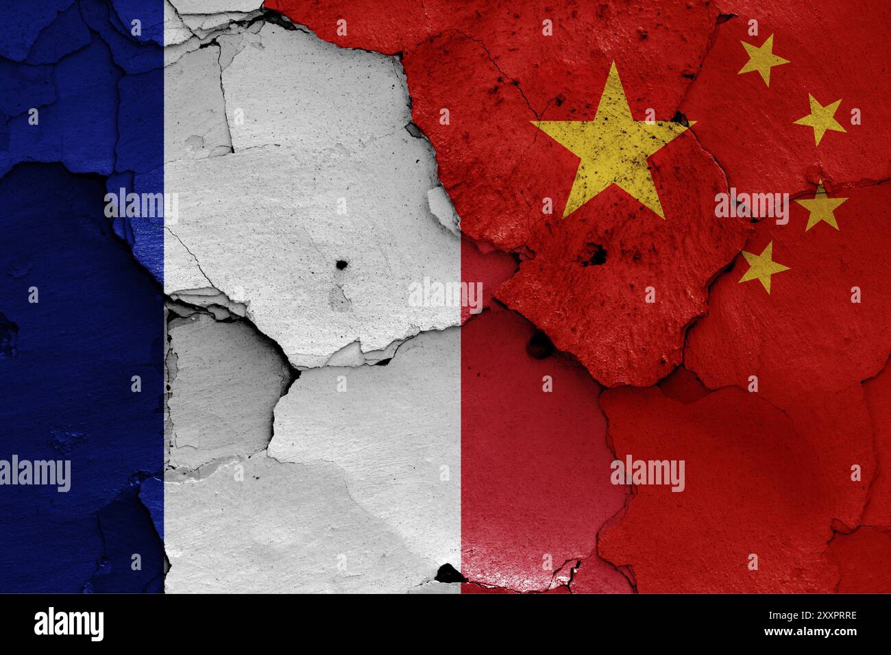 Fahnen von Frankreich und China auf gerissene Wand gemalt Stockfoto