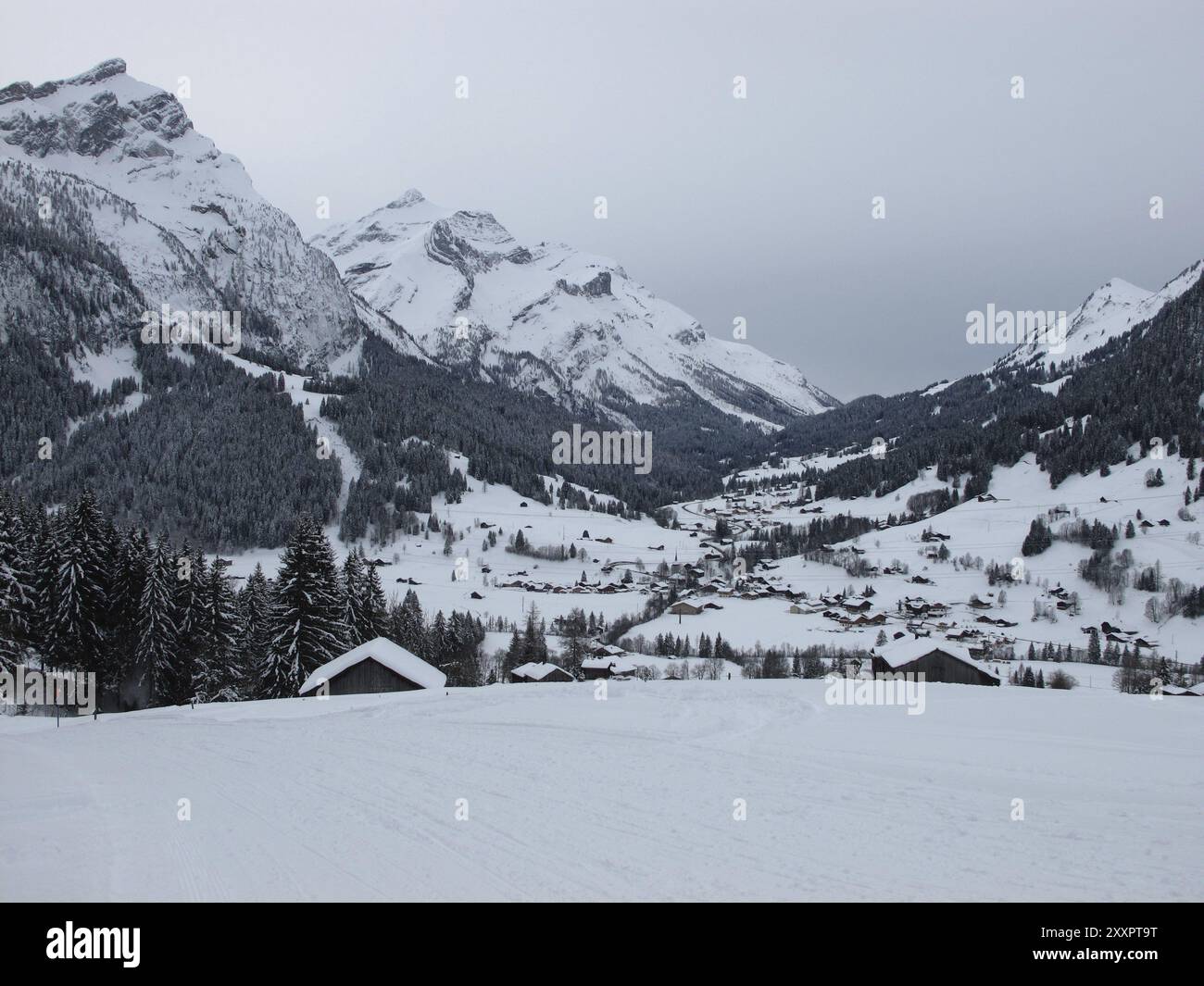 Idyllisches Dorf Gsteig bei Gstaad im Winter, Hochberg Oldenhorn Stockfoto