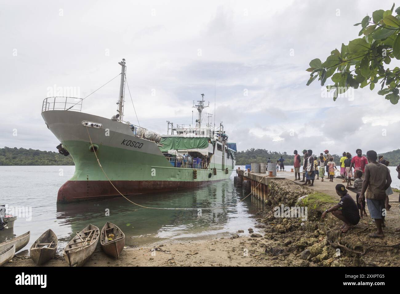 Seghe, Salomonen, 16. Juni 2015: Schiff vor Anker im Hafen von Seghe, Ozeanien Stockfoto