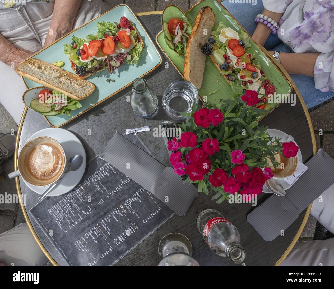 Schafskäse au Gratin serviert an einem Bistrotisch in einem Café in Franken, Bayern, Deutschland, Europa Stockfoto