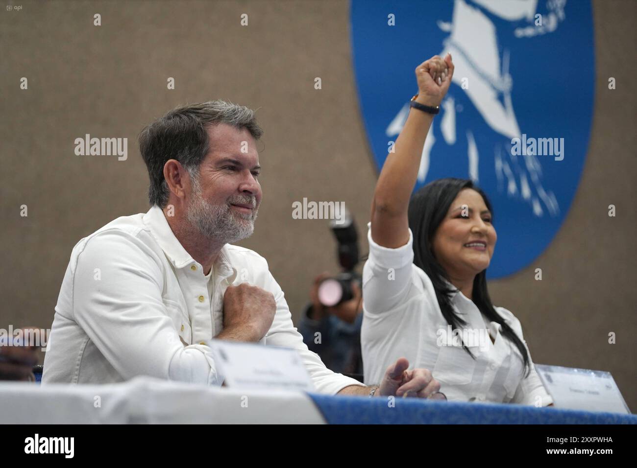 POL CNE BINOMY CREO TABACCHI SACAICELA Quito, 25. August 2024, nahm das Präsidentenamt der politischen Bewegung Creo, Francesco Tabacchi und Blanca Sacaicela, die Kandidatur beim Nationalen Wahlrat zusammen mit den Kandidaten für die Nationalversammlung und das Andenparlament QUITO PICHINCHA ECUADOR POL CNE BINOMY CREO TABACCHI SACAICELA Stockfoto