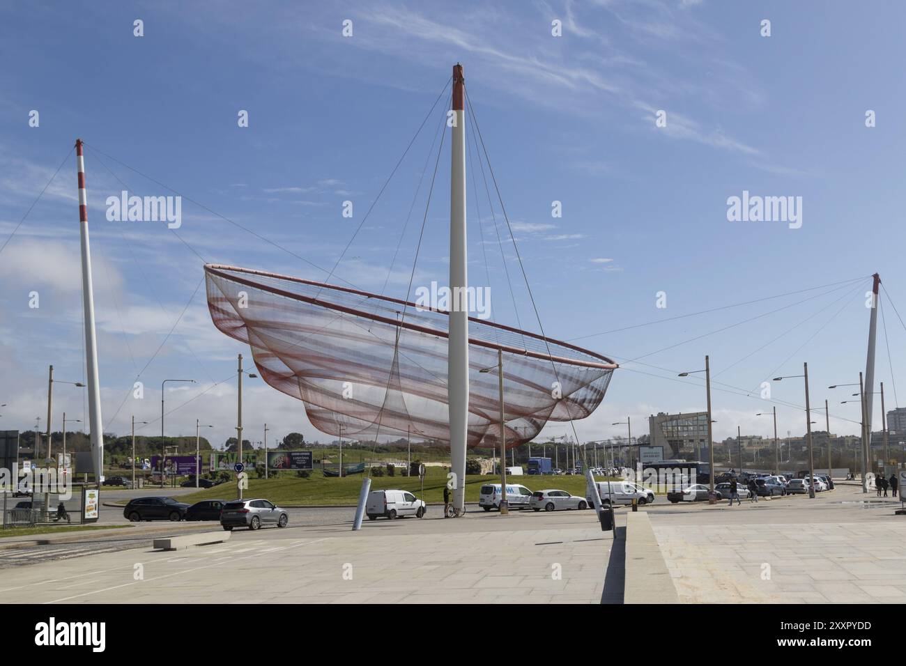 Ort des Interesses Sie wechselt, Rotunda da Anemona, Skulptur der Künstlerin Janet Echelman an der Strandpromenade am Strand Praia de Matosinhos in Matosinh Stockfoto