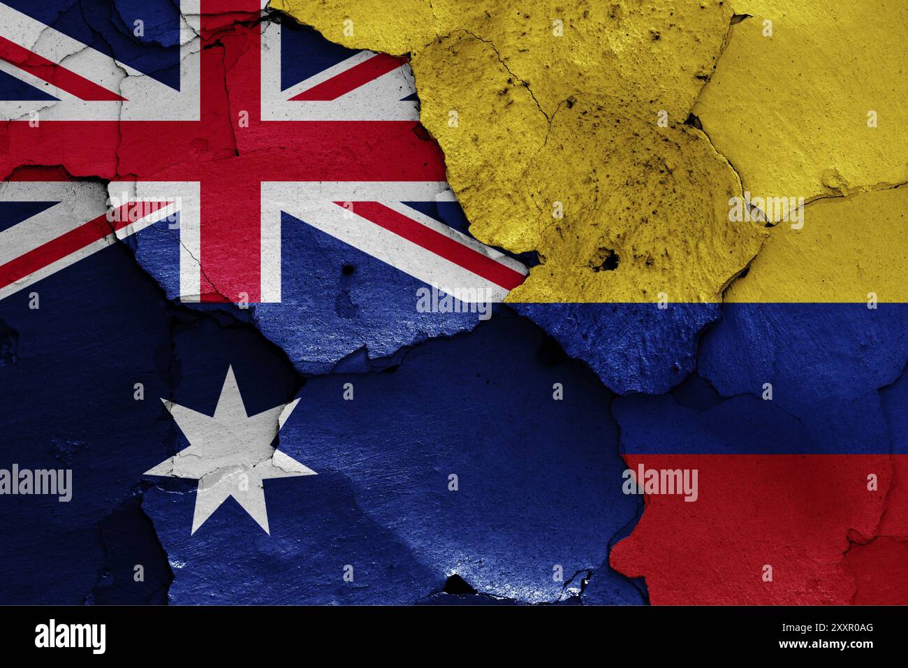 Flaggen von Australien und Kolumbien auf gerissene Wand gemalt Stockfoto
