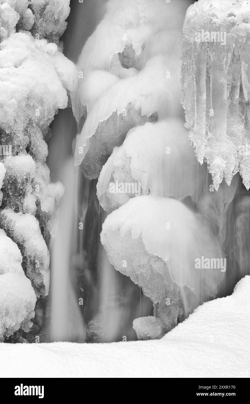 Eiszapfen auf einem gefrorenen Wasserfall im Atndalen-Tal, Hedmark Fylke, Norwegen, November 2011, Europa Stockfoto
