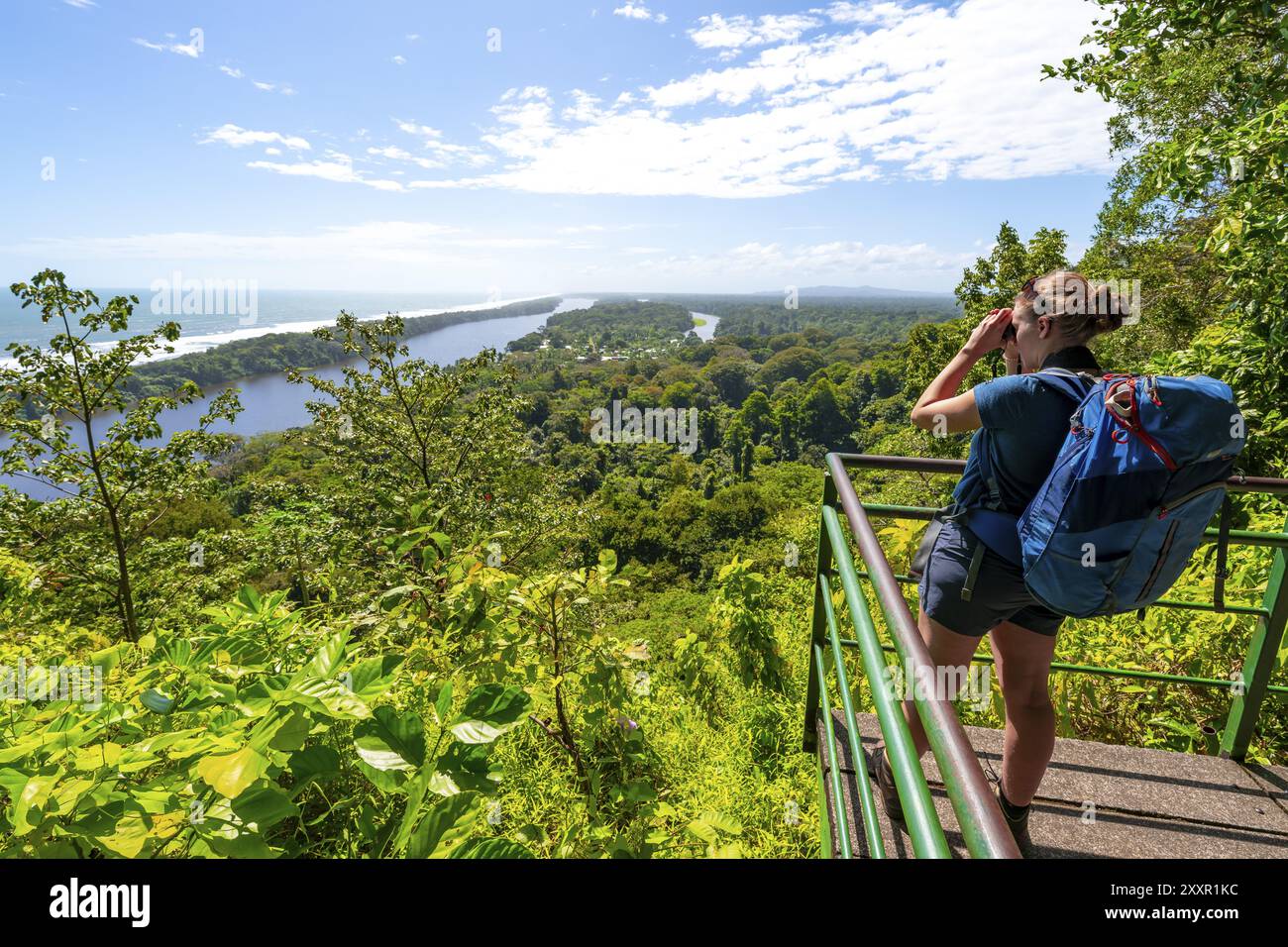 Touristen mit Blick auf den Regenwald in Richtung Cerro Tortuguero, Tortuguero Nationalpark, Costa Rica, Mittelamerika Stockfoto
