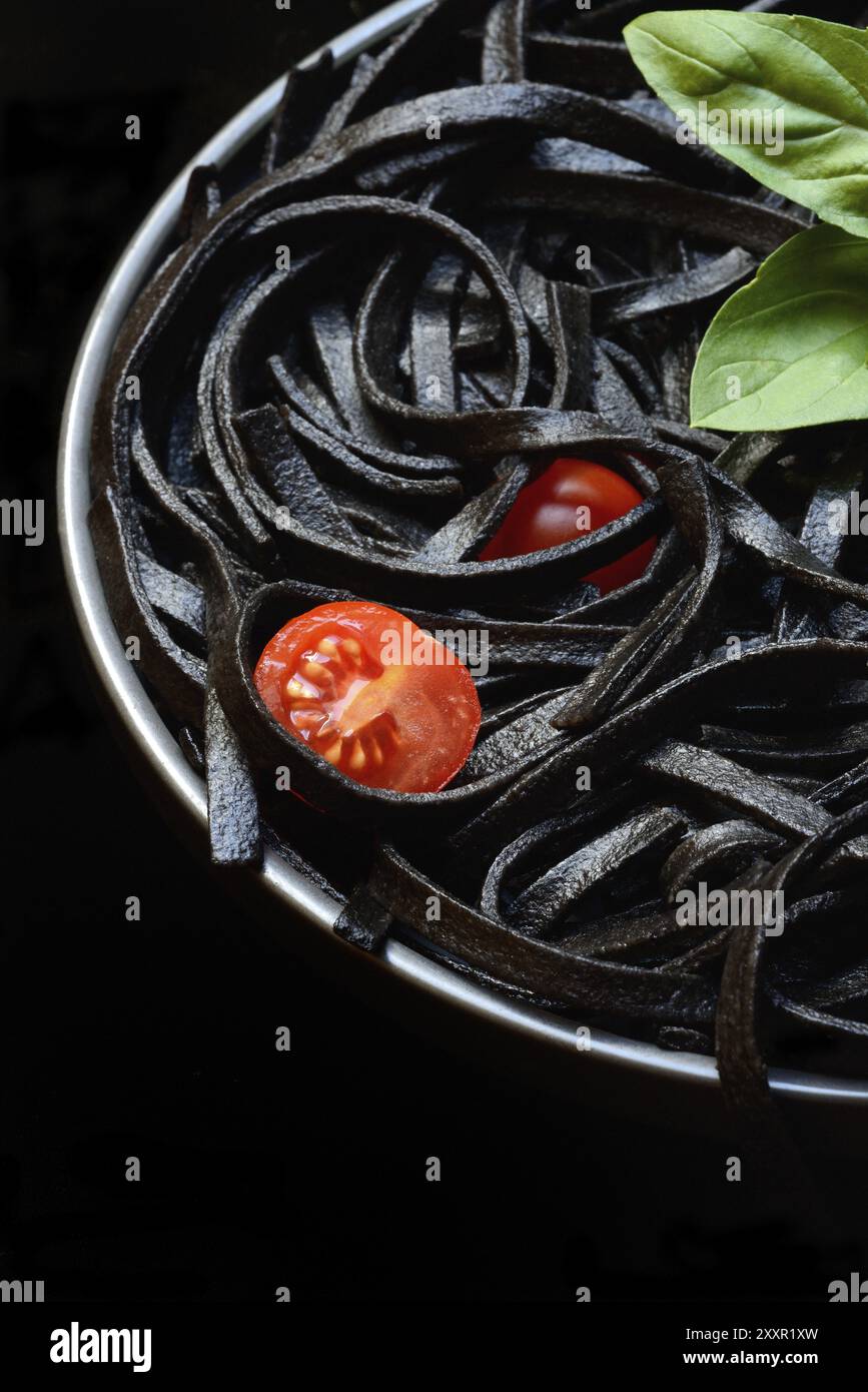 Schwarze Nudeln mit Tintenfisch auf einem Teller, Taglioni al Nero di Seppia, Italien, Europa Stockfoto