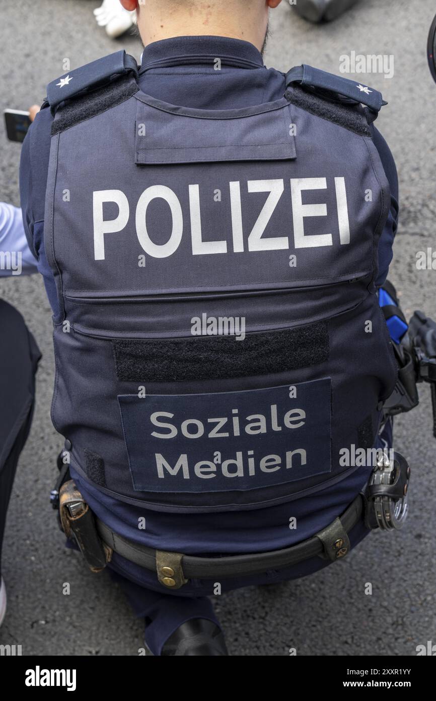 Polizeibeamte, Öffentlichkeitsarbeit, Berichte für die sozialen Medien der Polizei Nordrhein-Westfalen Stockfoto