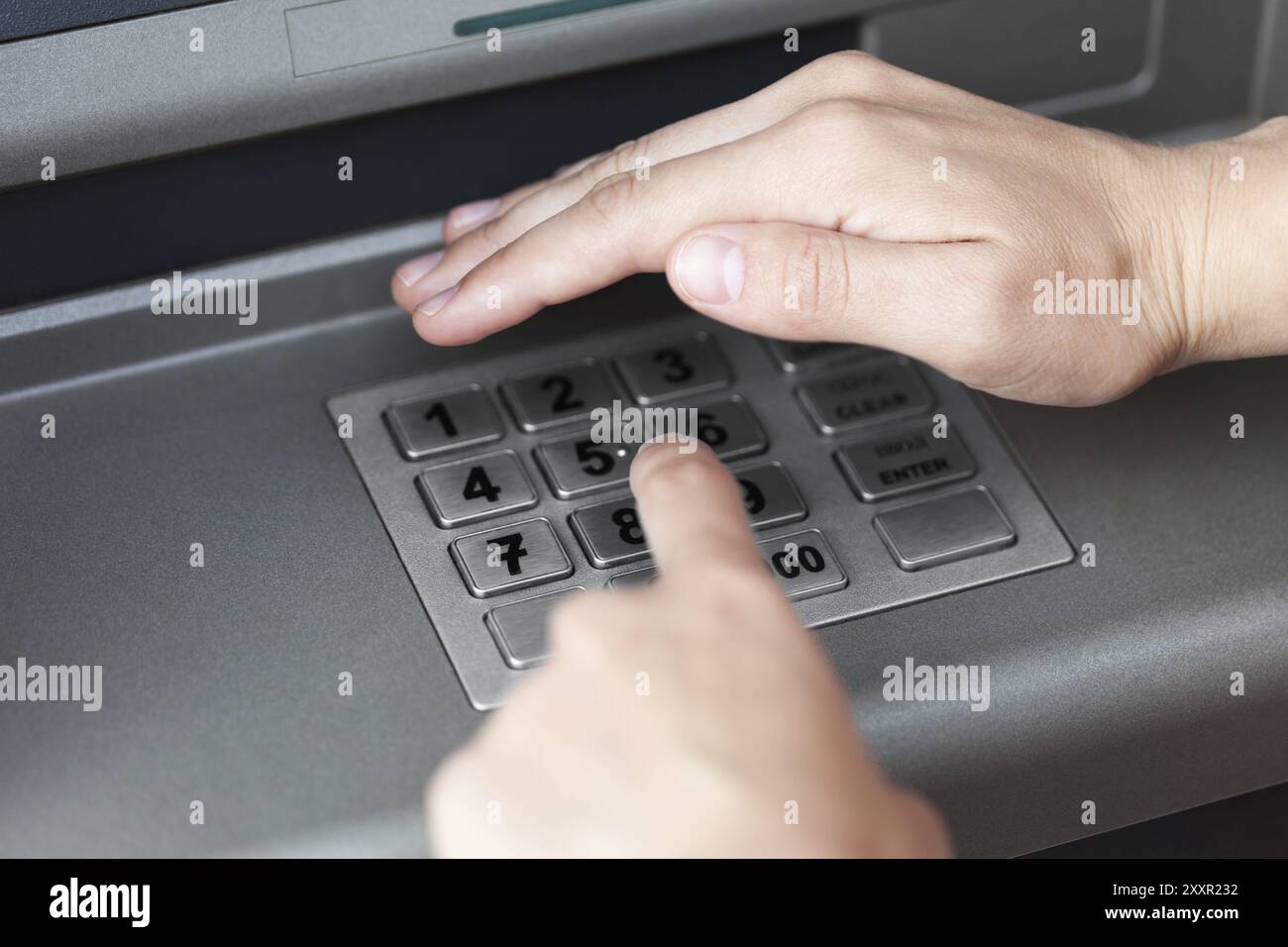 Menschliche Hand atm banking Bankomat Pin-Code eingeben Stockfoto