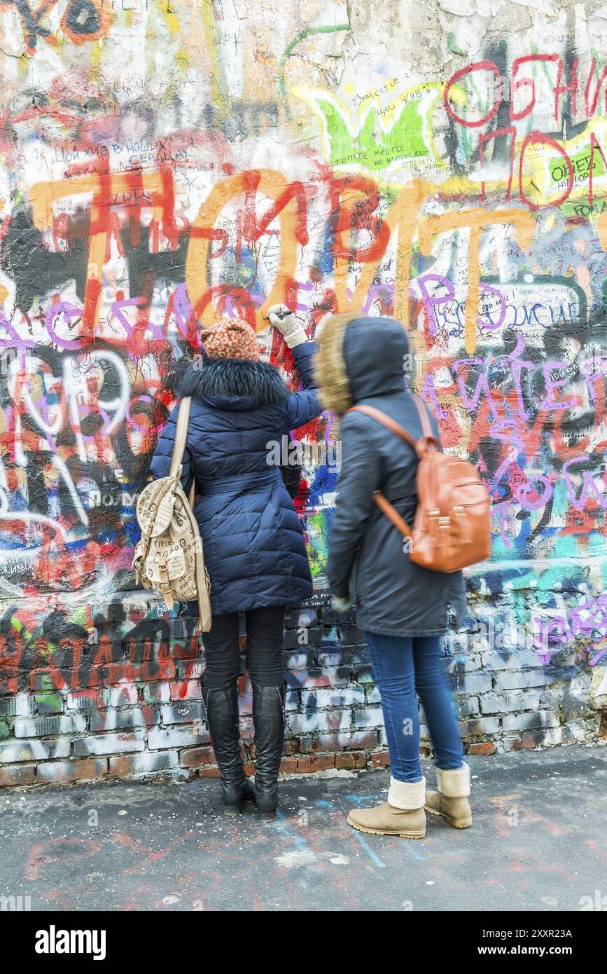 Moskau, Russland, 21. Februar 2016. Die Fans haben eine Mauer, die dem Gedenken an den Kultsänger Viktor Tsoi aus Europa gewidmet ist Stockfoto