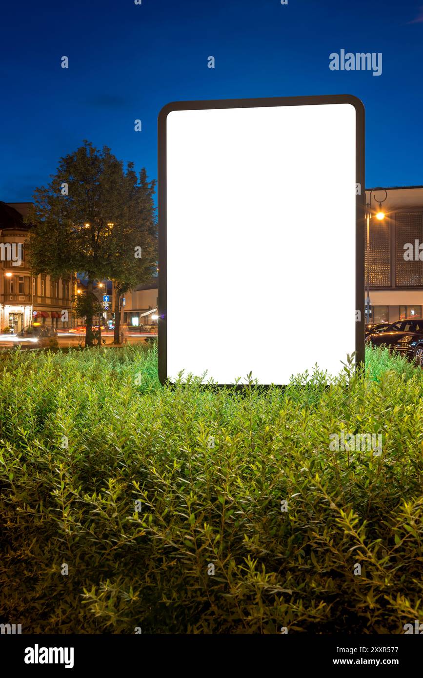 Leeres Modell Der Reklametafel Bei Nacht. Werbe-Bildschirm-Stand in Einem Bush Stockfoto