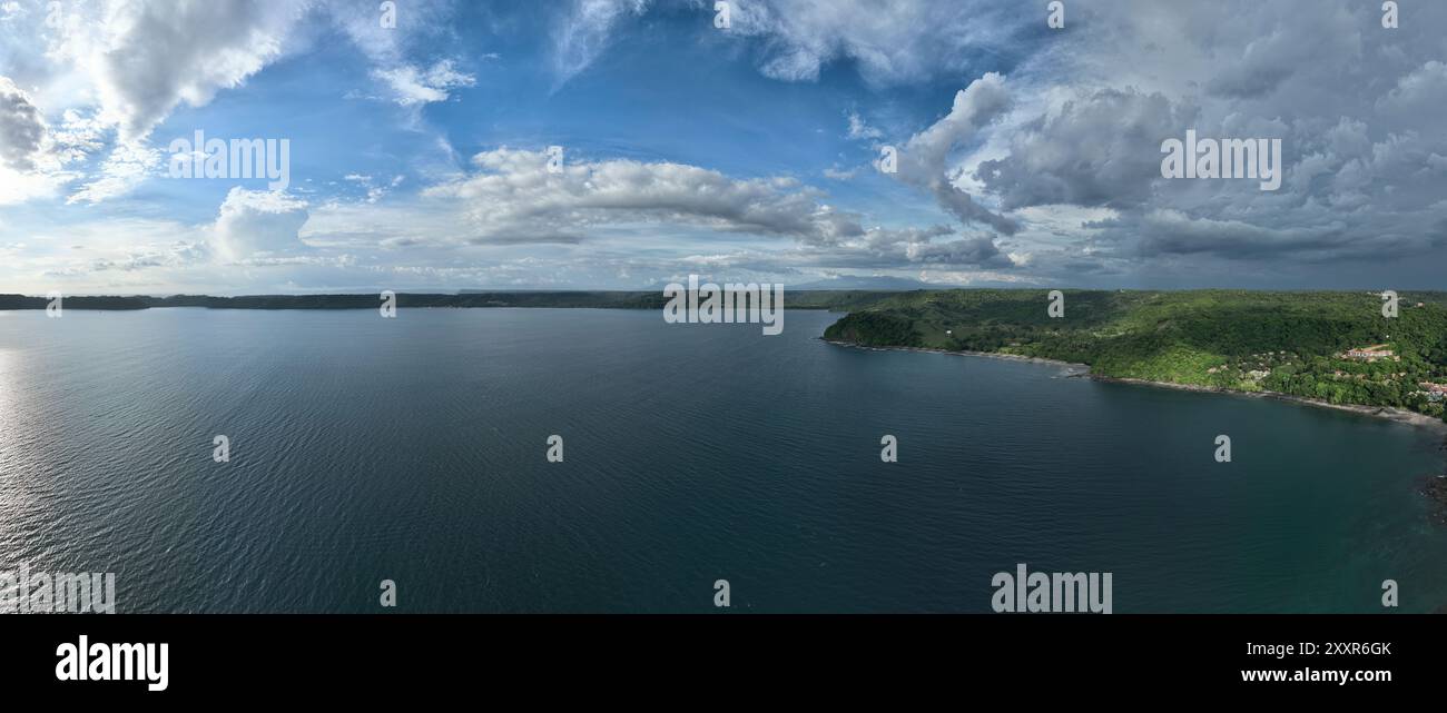 Luftaufnahme von Playa Panama und Bahia Culebra in Guanacaste, Costa Rica Stockfoto