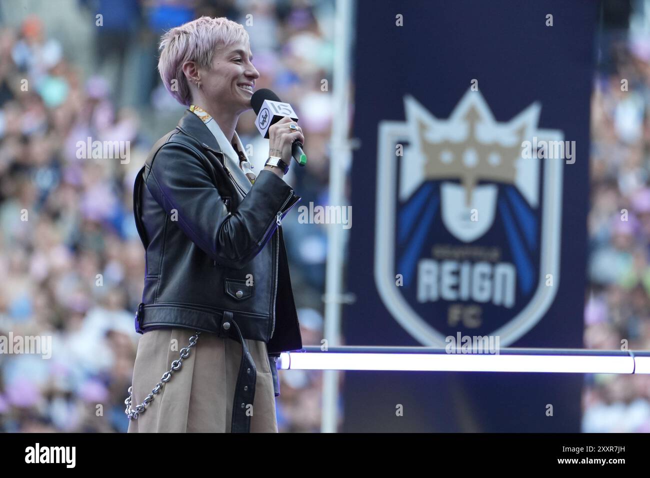 Seattle, Usa. August 2024. Reign FC-Star Megan Rapinoe spricht mit der Menge, als ihr Trikot vor einem NWSL-Spiel am 25. August 2024 im Lumen Field in Seattle, Washington, ausscheidet. (Foto Nate Koppelman/SIPA USA) Credit: SIPA USA/Alamy Live News Stockfoto