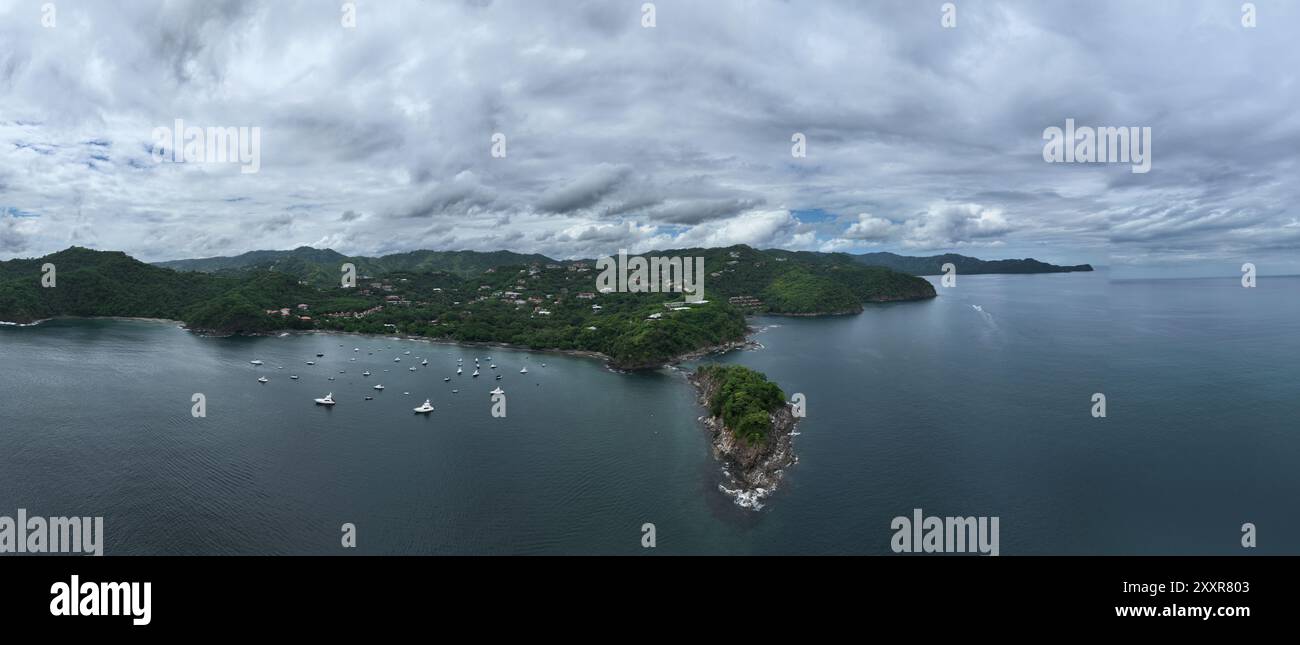 Blick aus der Vogelperspektive auf den Ocotal Beach in der Nähe von Playas del Coco in Guanacaste, Costa Rica Stockfoto