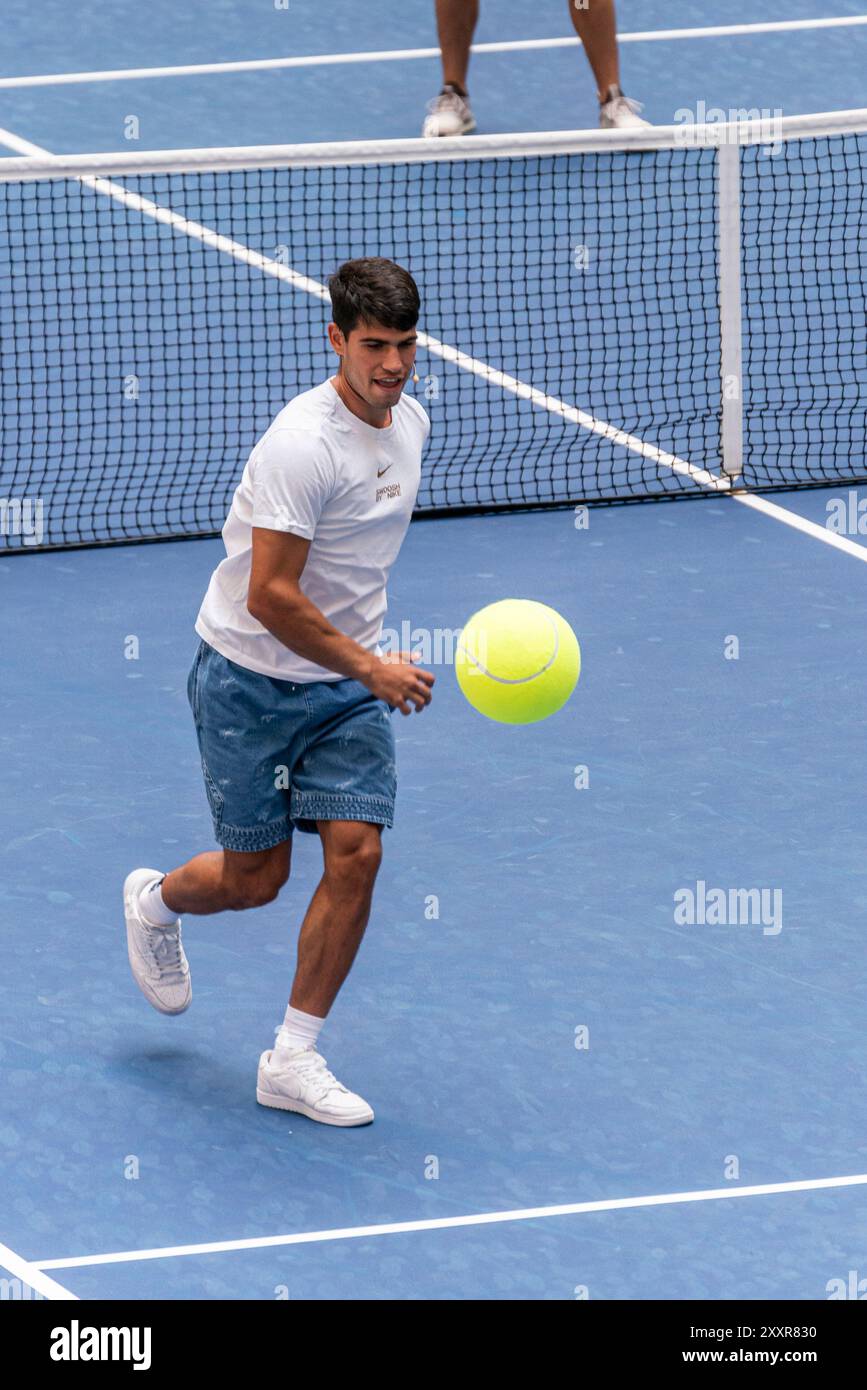 Flushing NY, USA. August 2024. US Open 2024 Arthur Ashe Kids’ Day – Carlos Alcaraz spielt Fußball-Tennis Stockfoto