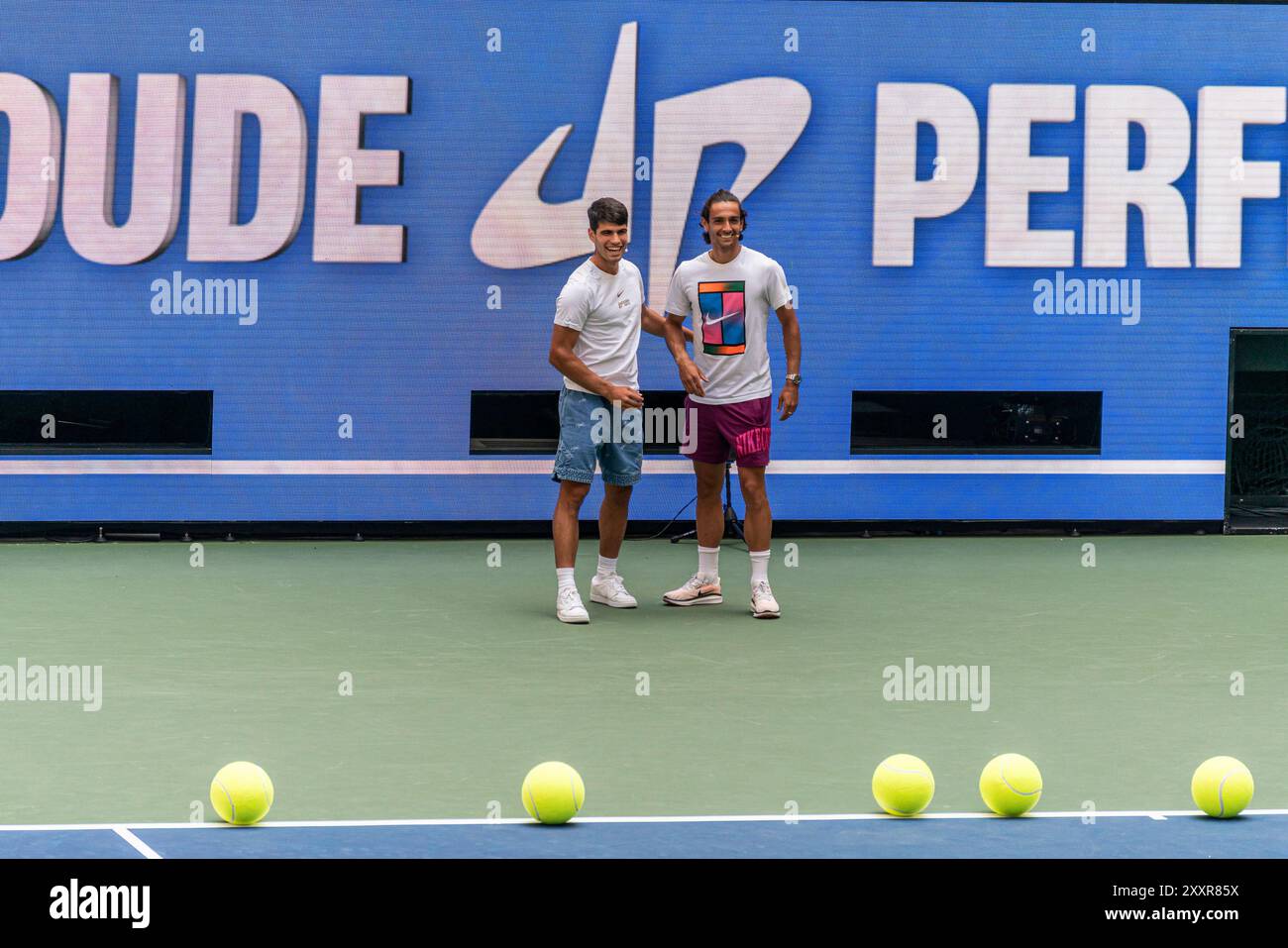 Flushing NY, USA. August 2024. US Open 2024 Arthur Ashe Kids’ Day – Carlos Alcaraz spielt Fußball-Tennis Stockfoto