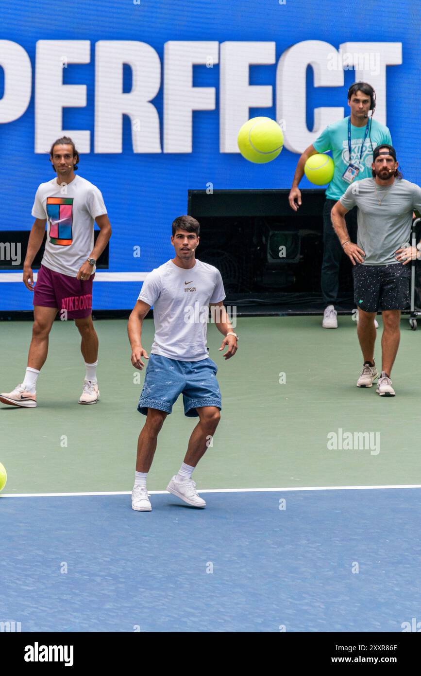 Flushing NY, USA. August 2024. US Open 2024 Arthur Ashe Kids’ Day – Carlos Alcaraz spielt Fußball-Tennis Stockfoto