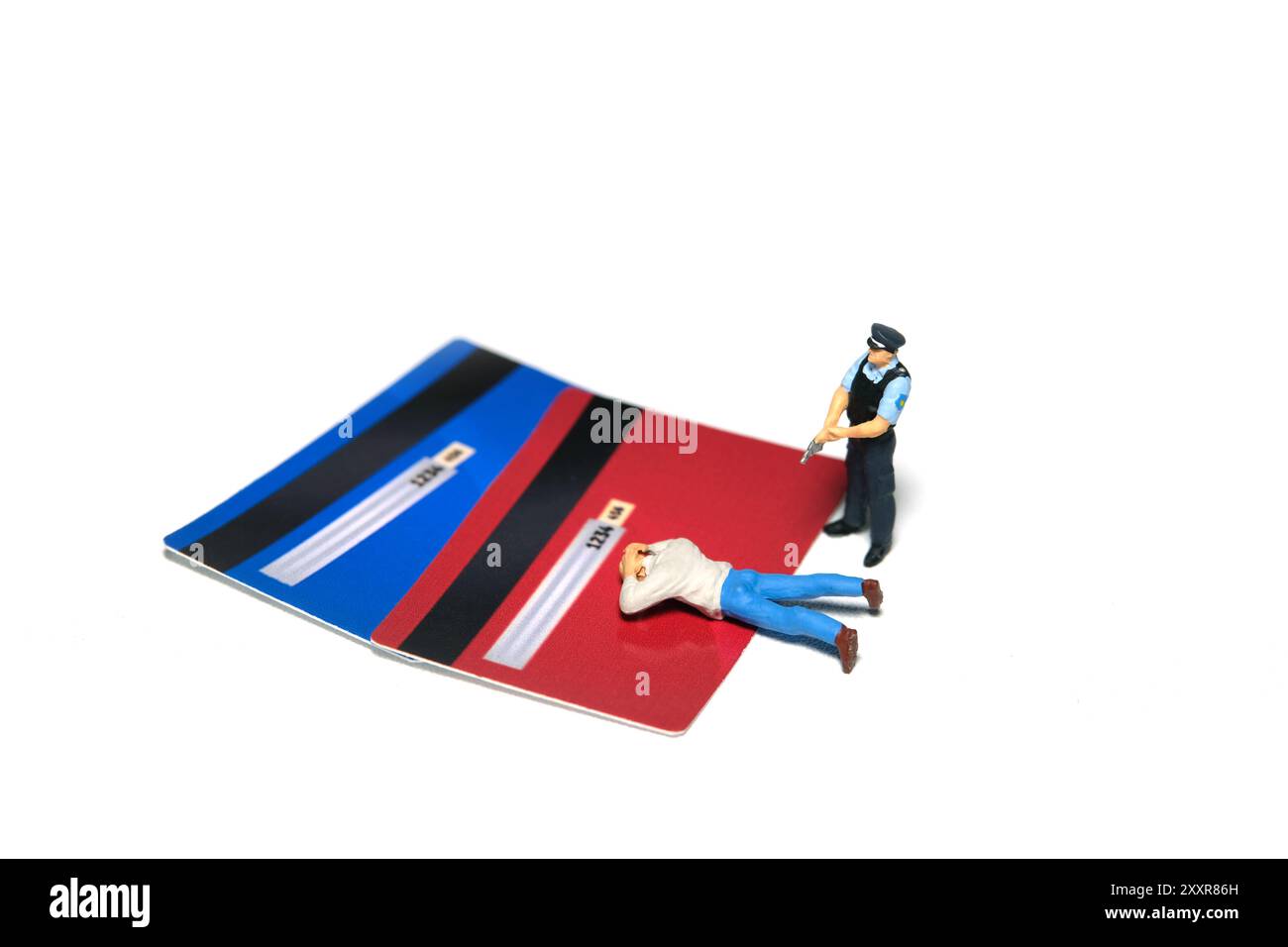Miniaturmenschen Spielzeug-Fotografie. Ein Polizist fängt Kreditkartenbetrüger. Isoliert auf weißem Hintergrund. Bild Foto Stockfoto