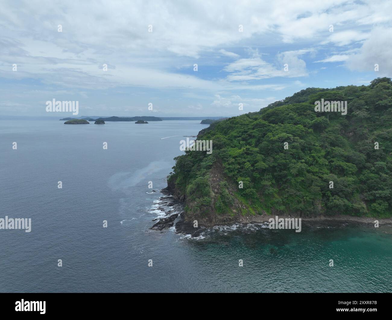 Blick aus der Vogelperspektive auf den Ocotal Beach in der Nähe von Playas del Coco in Guanacaste, Costa Rica Stockfoto