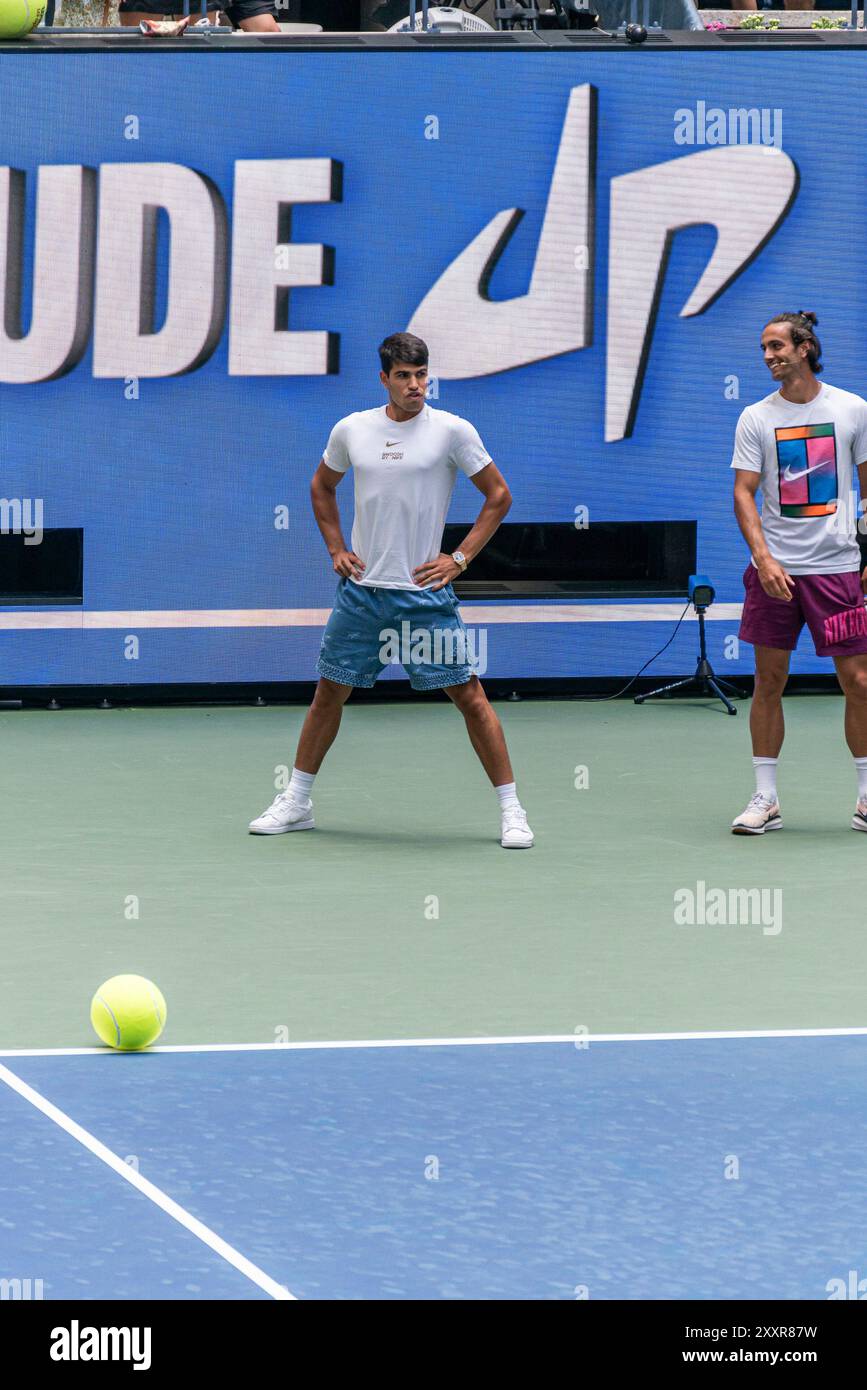 Flushing NY, USA. August 2024. US Open 2024 Arthur Ashe Kids’ Day – Carlos Alcaraz spielt Fußball-Tennis Stockfoto