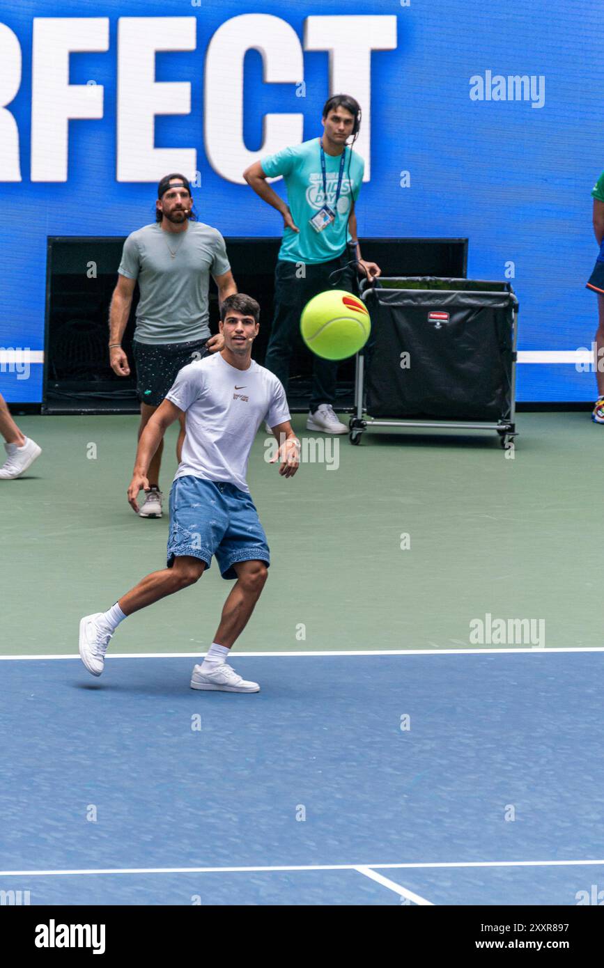 Flushing NY, USA. August 2024. US Open 2024 Arthur Ashe Kids’ Day – Carlos Alcaraz spielt Fußball-Tennis Stockfoto