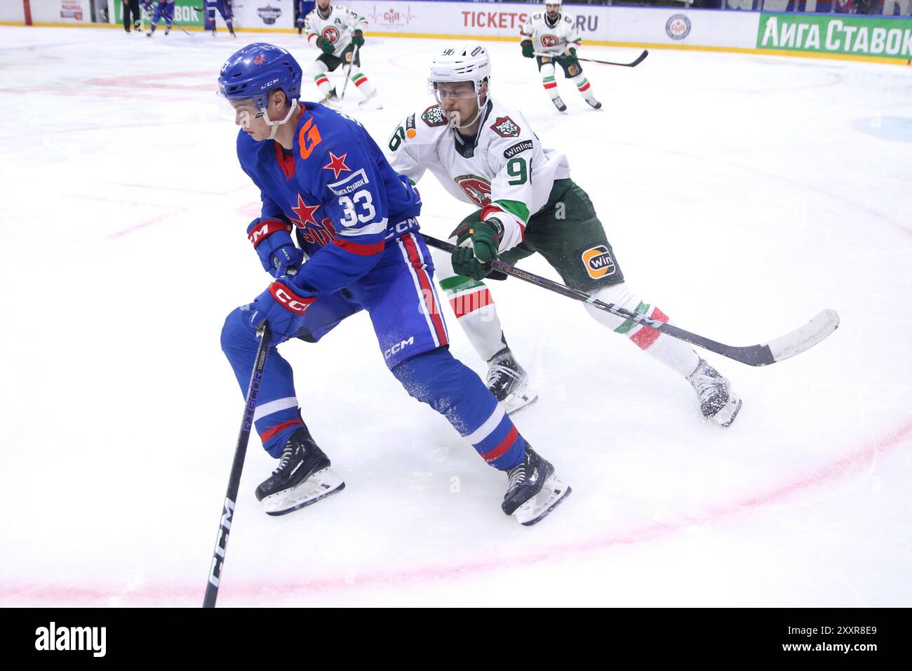 Sankt Petersburg, Russland. August 2024. Nikita Smirnov (33) und Nikita Lyamkin (96), Ak Bars Hockey Club-Spieler, die während des Hockeyturniers nach N. G. Puchkov 2024 zwischen SKA Sankt Petersburg und Ak Bars Kazan im Eissportpalast in Aktion waren. (Endpunktzahl; SKA Saint Petersburg 4:3 Ak Bars Kazan) Credit: SOPA Images Limited/Alamy Live News Stockfoto