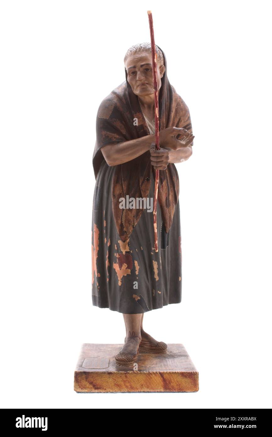 Jose Cubero Gabardon Terrakotta-Figur einer alten Frau mit einem Stock auf weißem Hintergrund Stockfoto