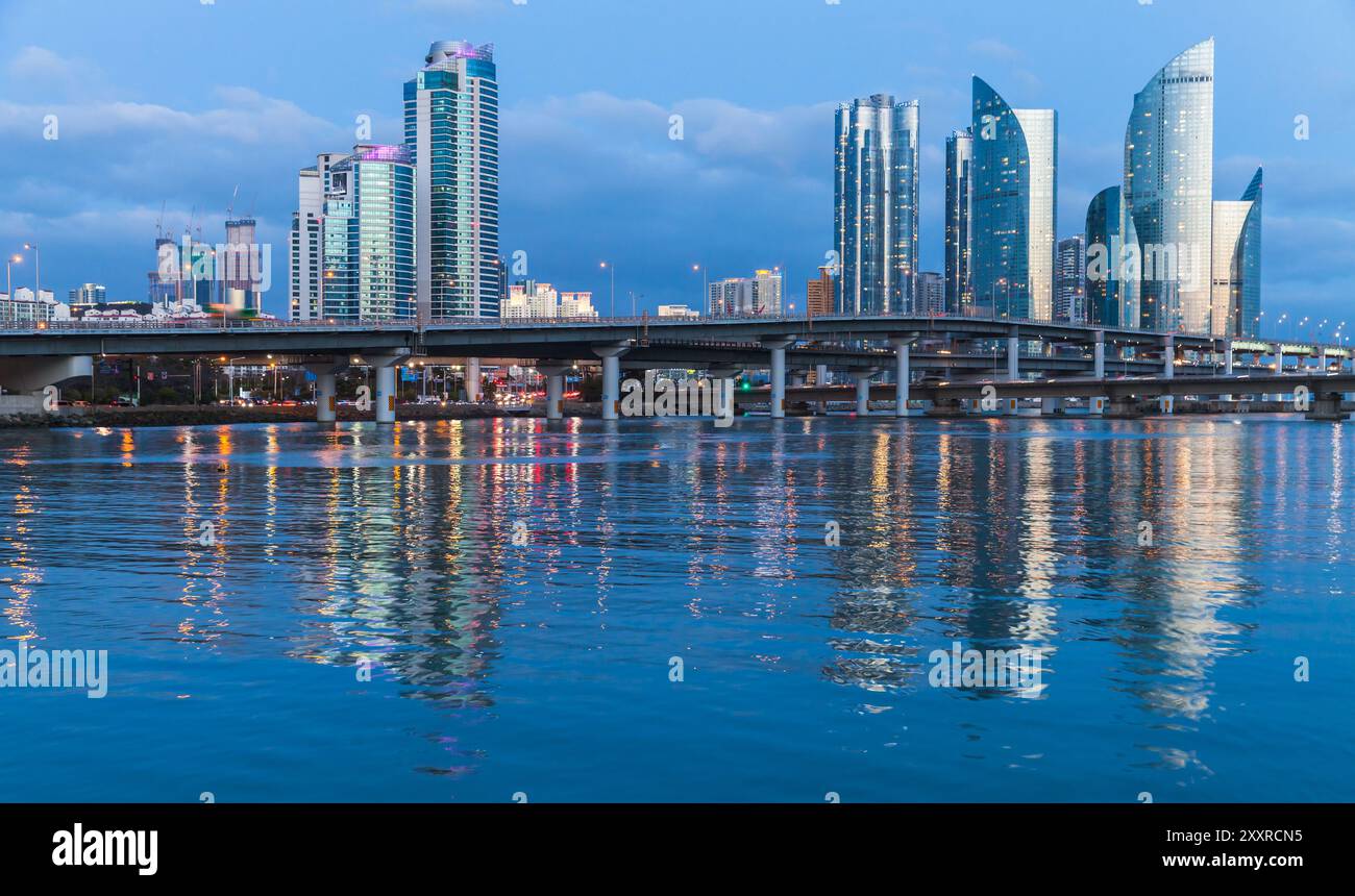 Marine City Panorama Skyline mit Wolkenkratzern und Viadukten. Haeundae District von Busan, Südkorea. Stockfoto