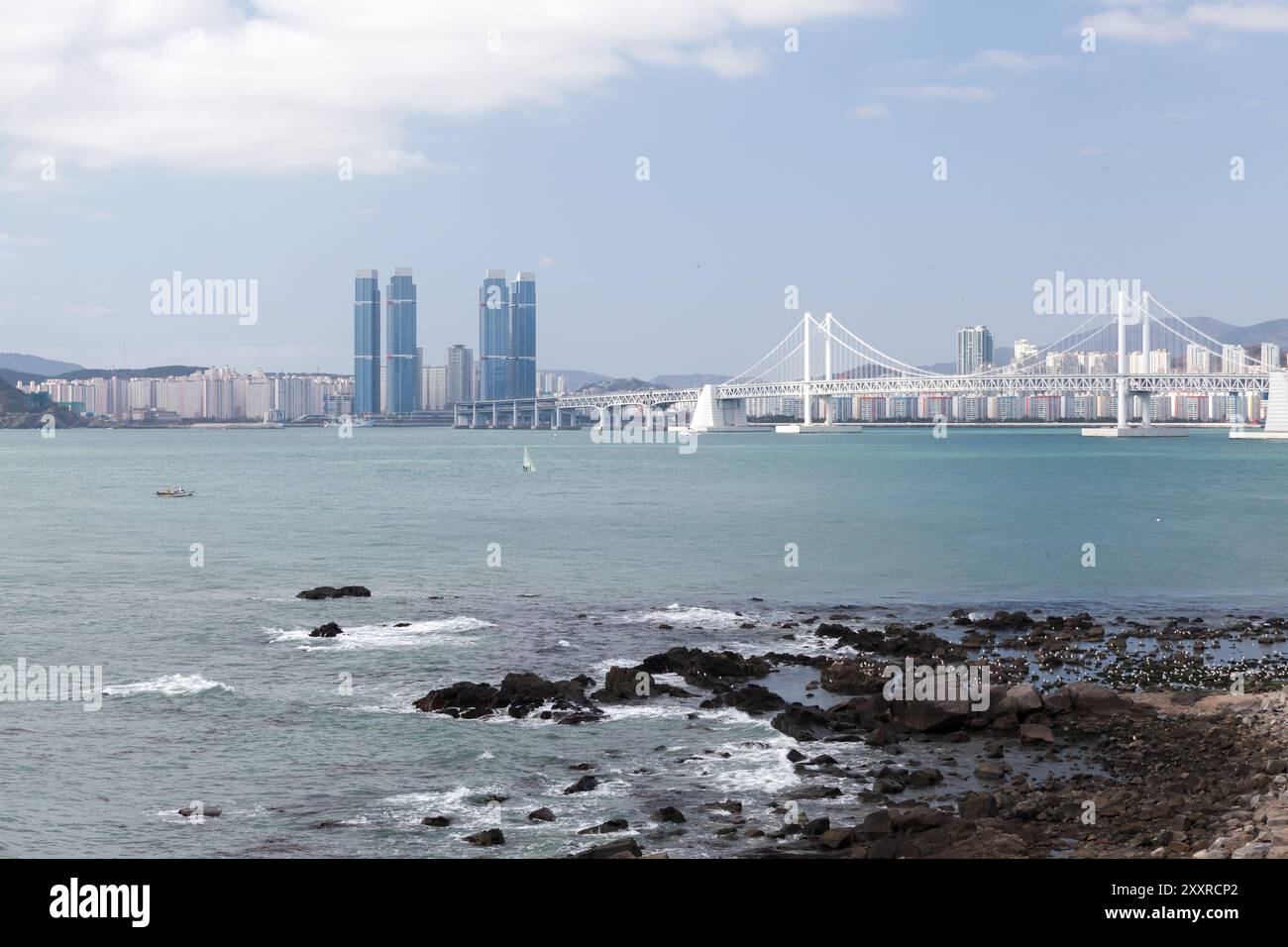 Busan, Blick auf die Küstenstadt, aufgenommen an einem sonnigen Tag. Stadtbild mit Gwangandaegyo oder Diamond Bridge im Hintergrund. Südkorea Stockfoto