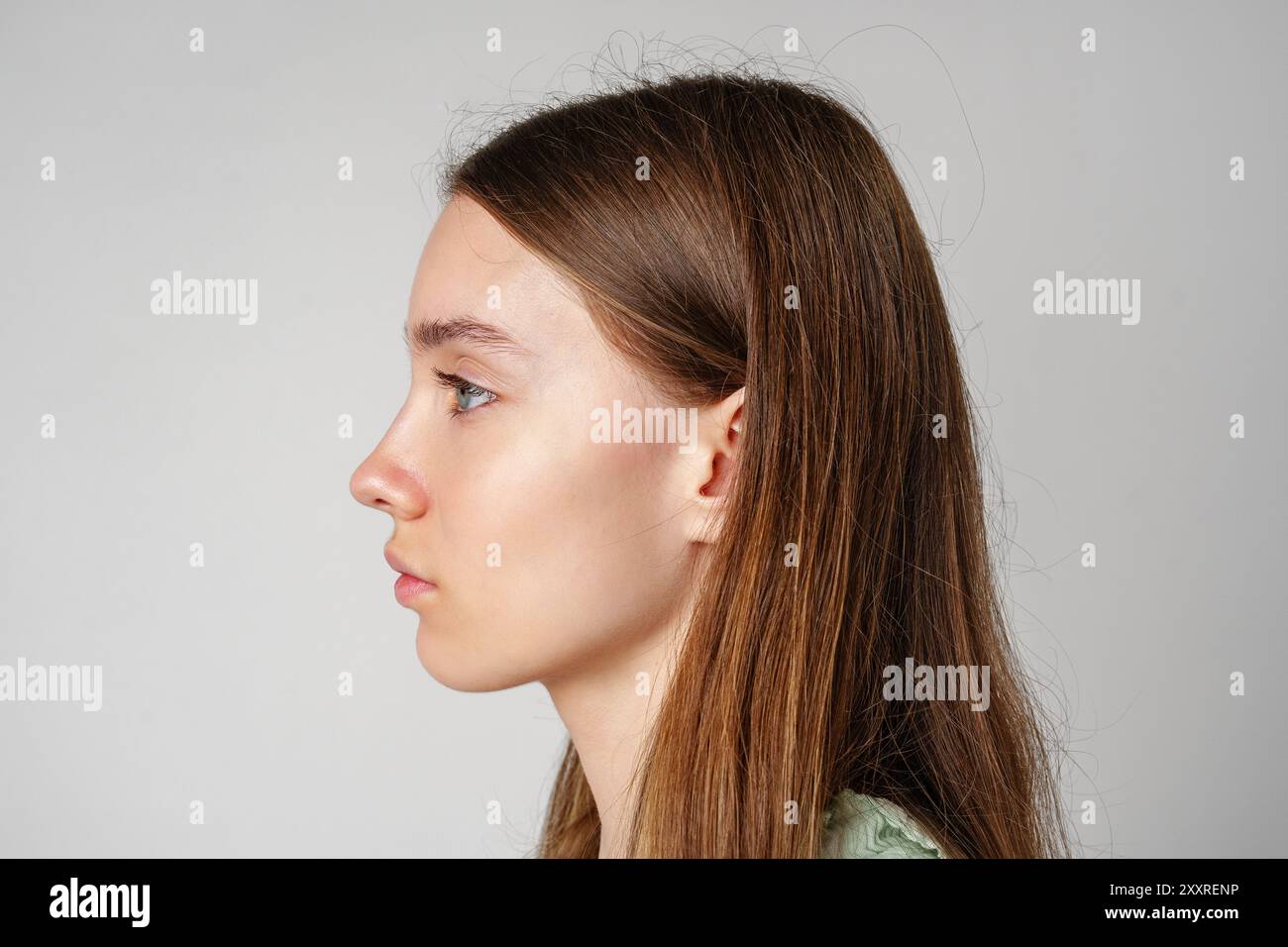 Junge Frau trägt mintgrünes geripptes Langarm-Top-Profil Foto Stockfoto