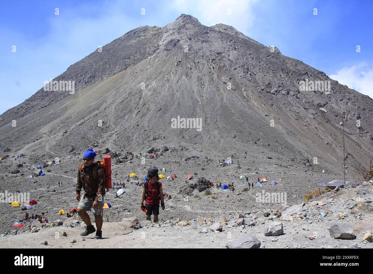 Kletterer durchqueren die Sandroute, die 60 Minuten vom Gipfel des Mount Merapi entfernt ist. Stockfoto