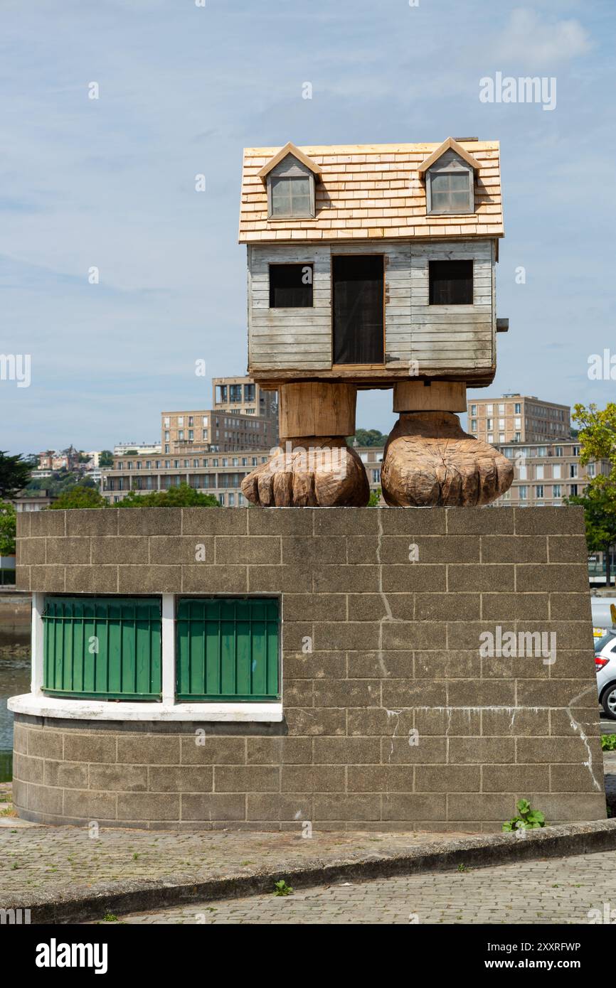 "No Reason to Move" von Max Coulon ist ein Haus auf Holzbeinen am Michel Fere Quay, Le Havre, Normandie, Frankreich Stockfoto