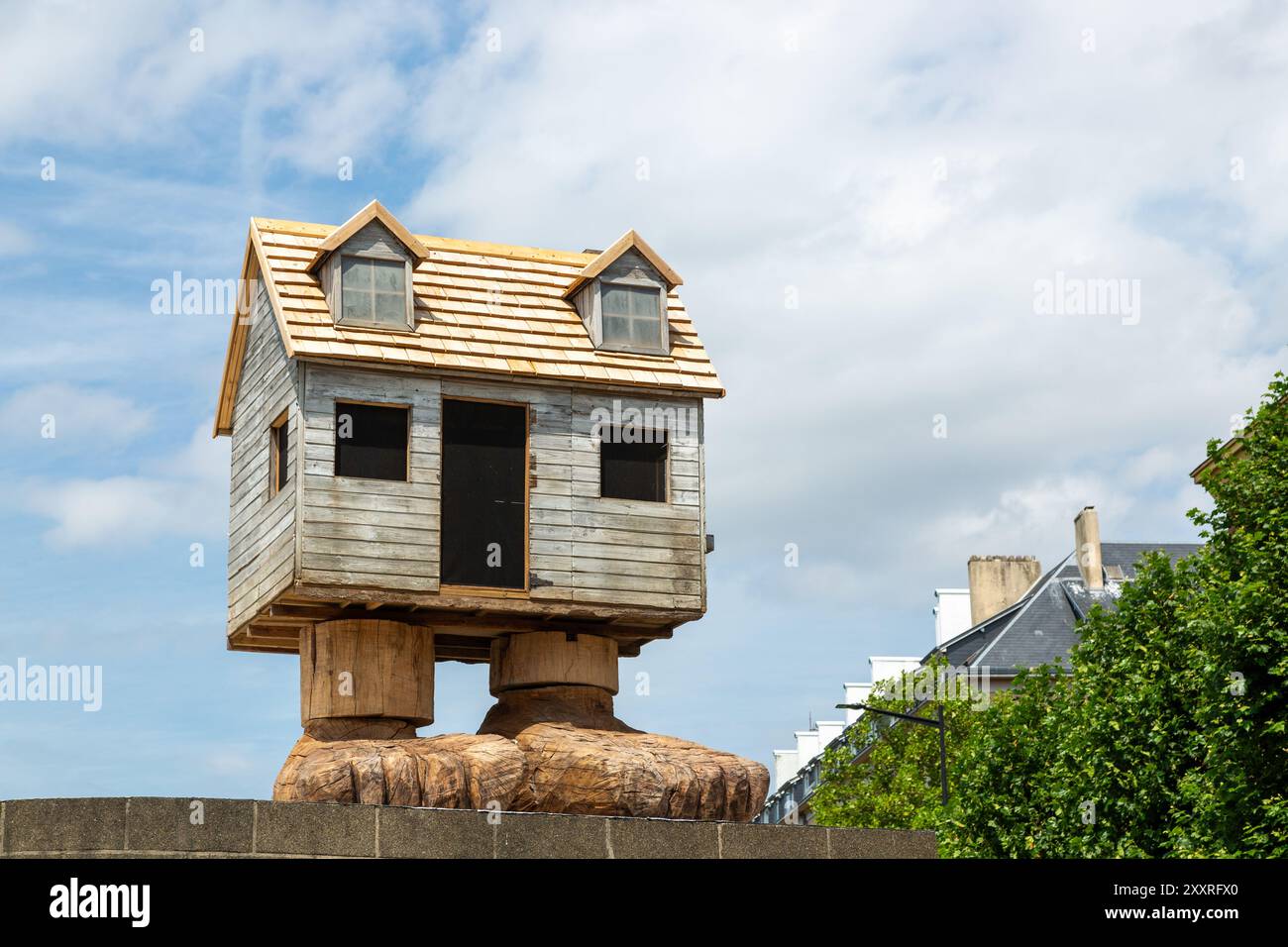 "No Reason to Move" von Max Coulon ist ein Haus auf Holzbeinen am Michel Fere Quay, Le Havre, Normandie, Frankreich Stockfoto