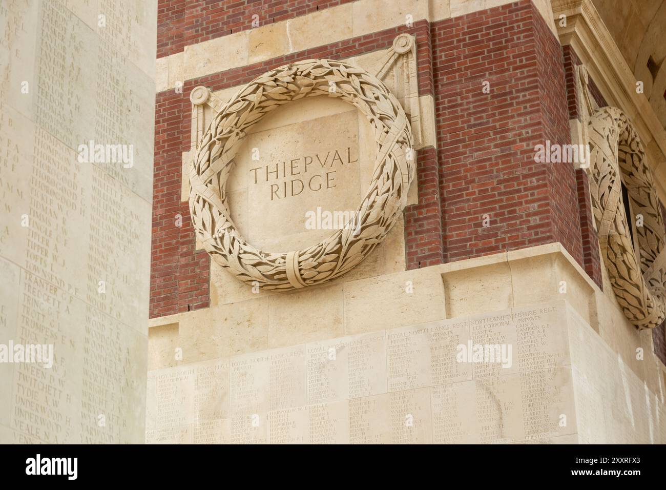 Das Thiepval Memorial, das Memorial to the Missing of the Somme, trägt die Namen von mehr als 72.000 Offizieren und Männern des Vereinigten Königreichs Stockfoto